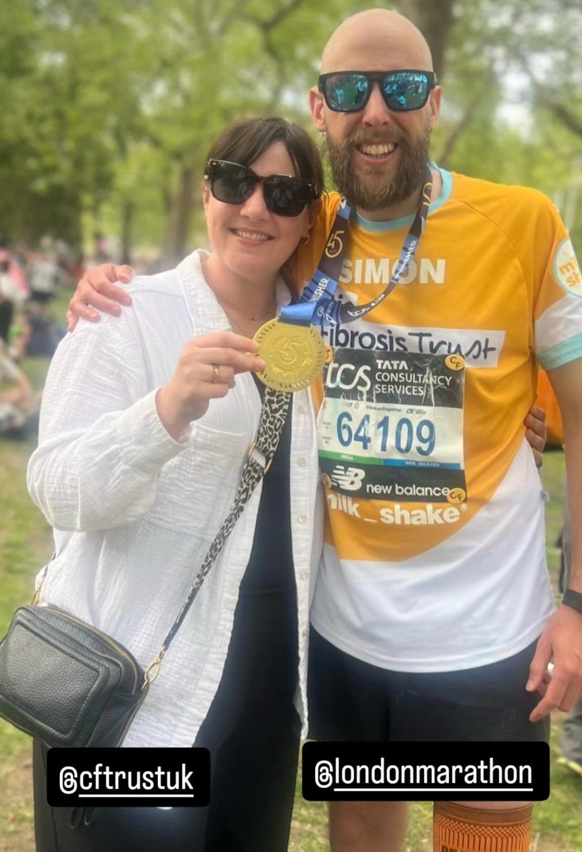 Simon se svým partnerem Hannah po dokončení TCS London Marathon