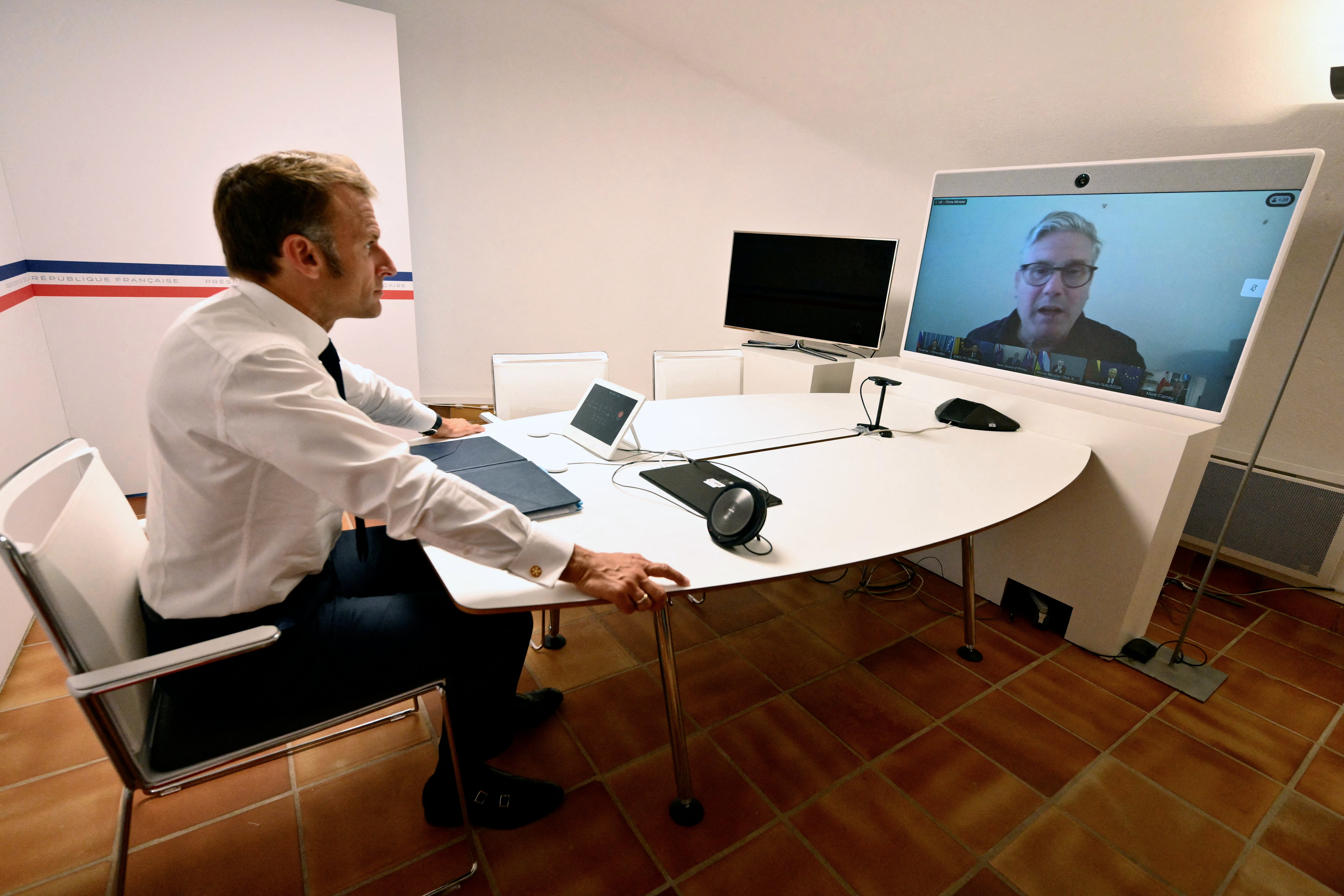 Emmanuel Macron speaks to Keir Starmer during a meeting of the ‘coalition of the willing’