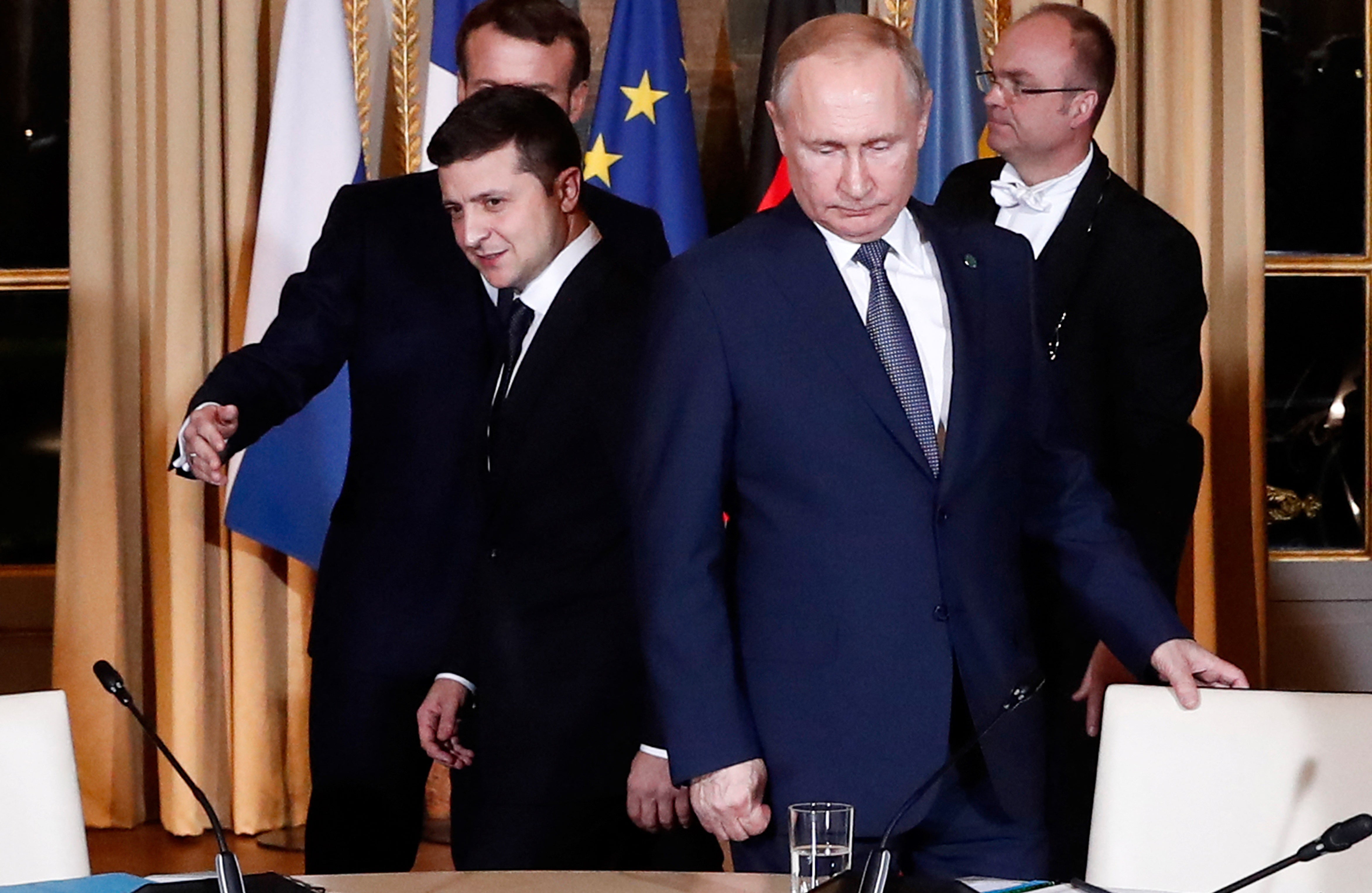 Ukrainian President Volodymyr Zelensky (L) and Russian President Vladimir Putin (R) arrive to attend a meeting on Ukraine at the Elysee Palace in Paris, on December 9, 2019