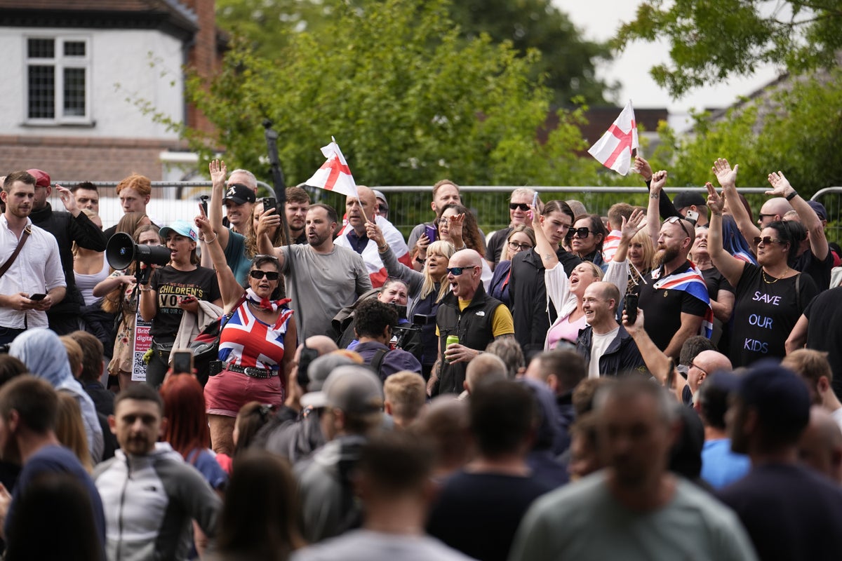 Asylum hotels latest: Labour in turmoil as councils eye legal action after Epping
