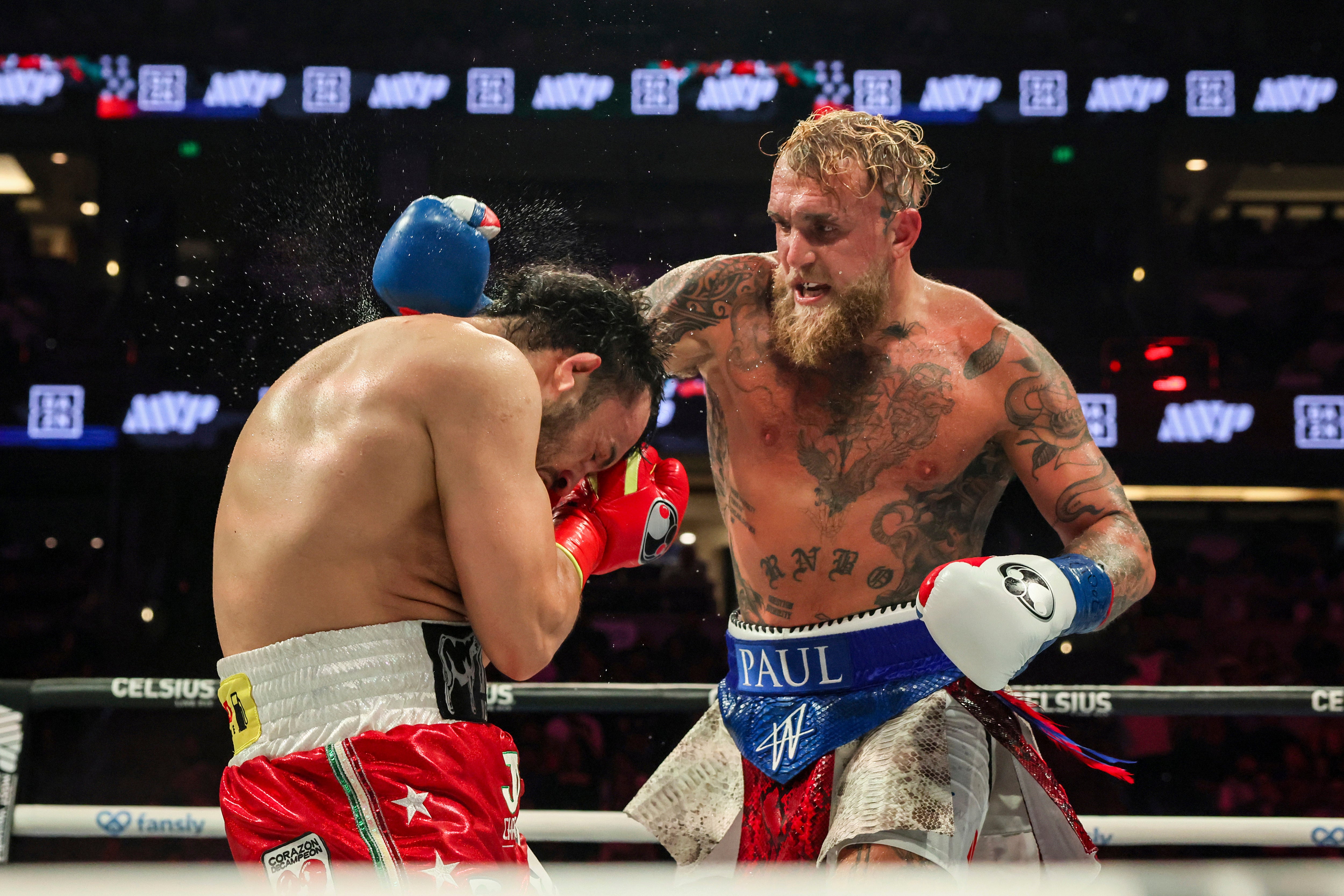 Jake Paul (vpravo) Během svého rozhodnutí vítězství nad Julio Cesar Chavez Jr v červnu