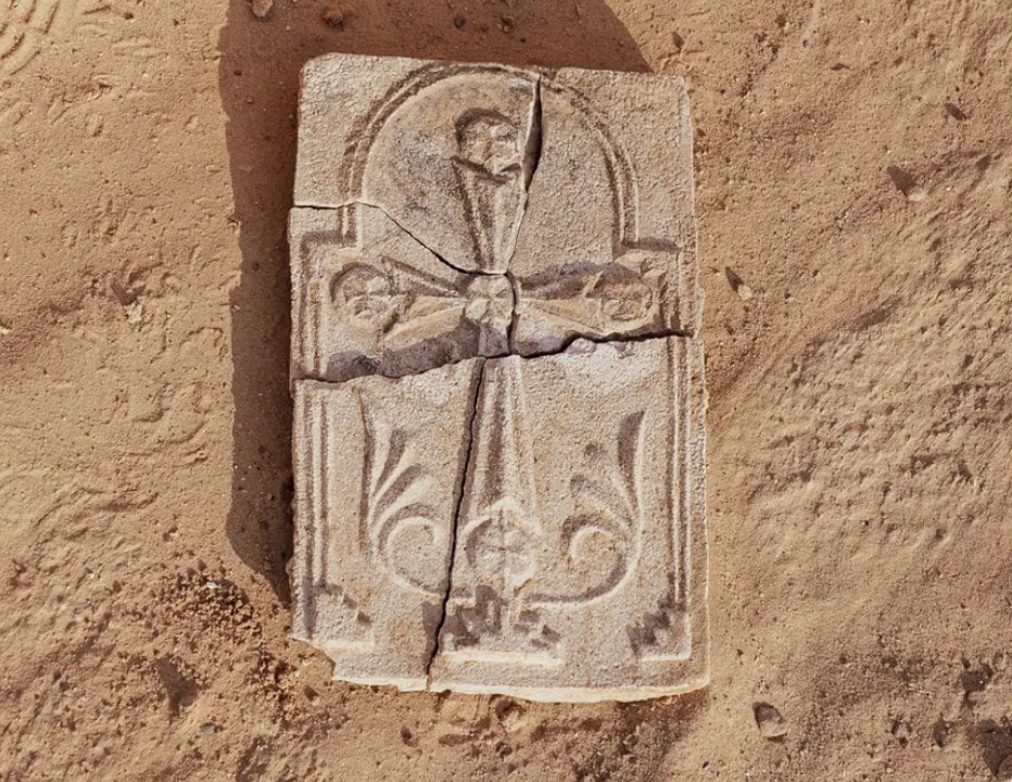 It was moulded onto a plaque thought to have been used by monks for spiritual contemplation and shows similarities with finds in Iraq and Kuwait and to the Church of the East