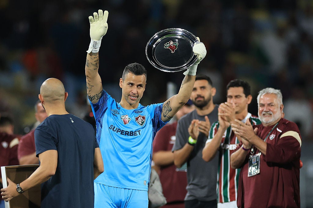 Fabio was awarded a commemorative trophy as Fluminense celebrated his new record
