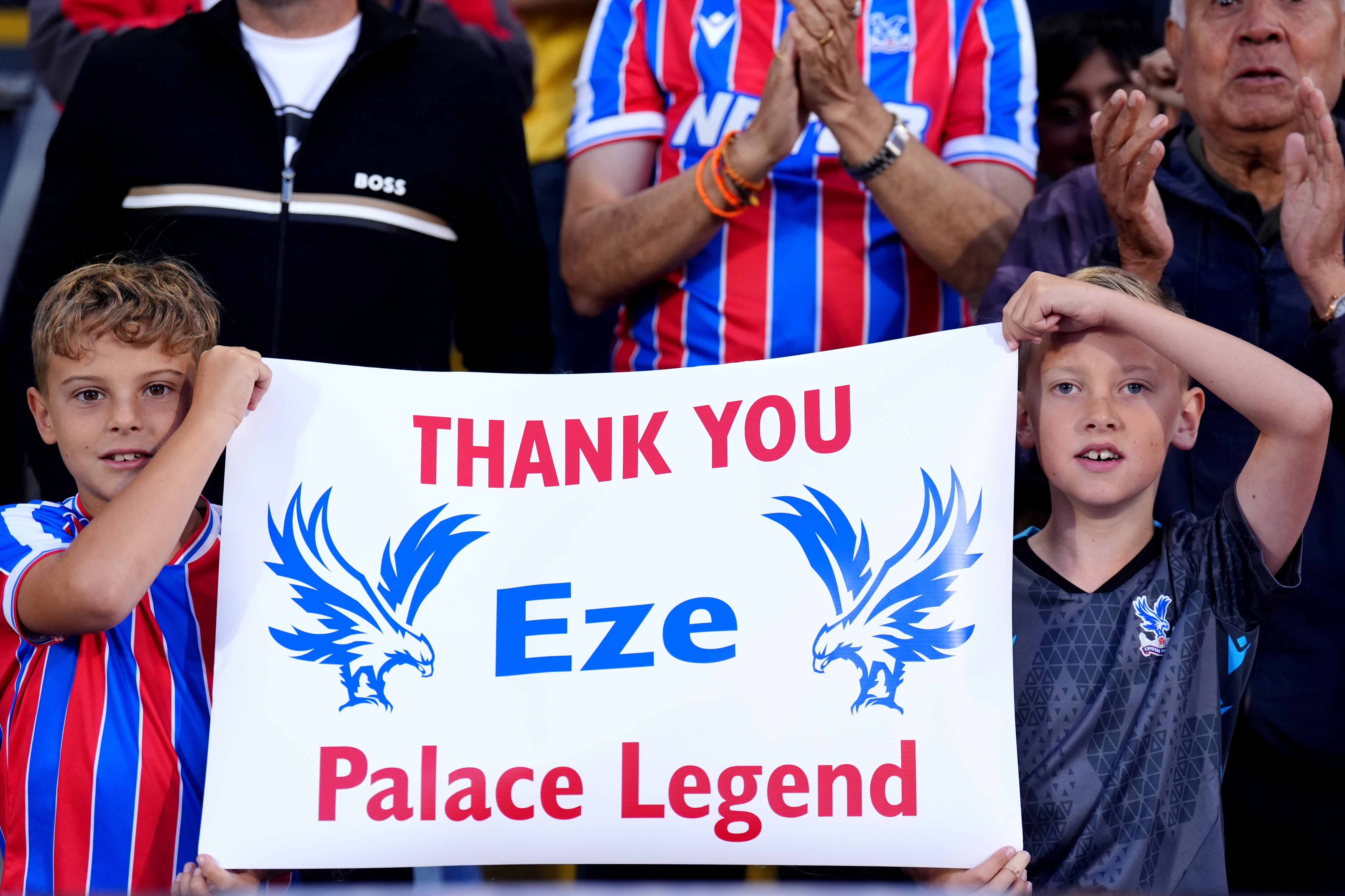 Fanoušci Crystal Palace drží znamení poděkování Eberechi Eze před jeho bezprostředním odjezdem