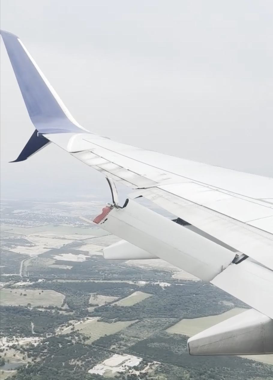 Passenger films wing flap dangling mid‑flight on Delta plane