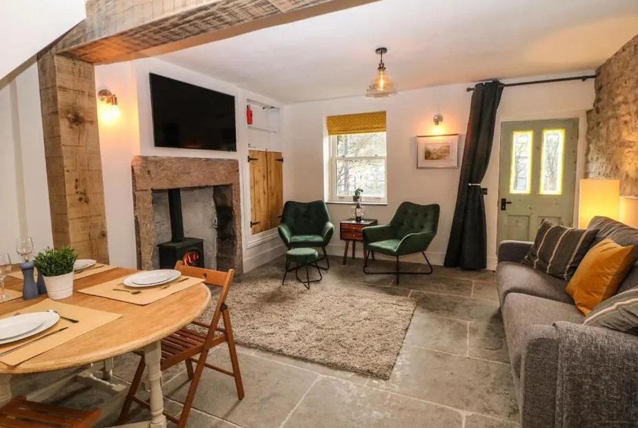 Snap up this cottage last-minute and enjoy the pretty Peak District on your doorstep