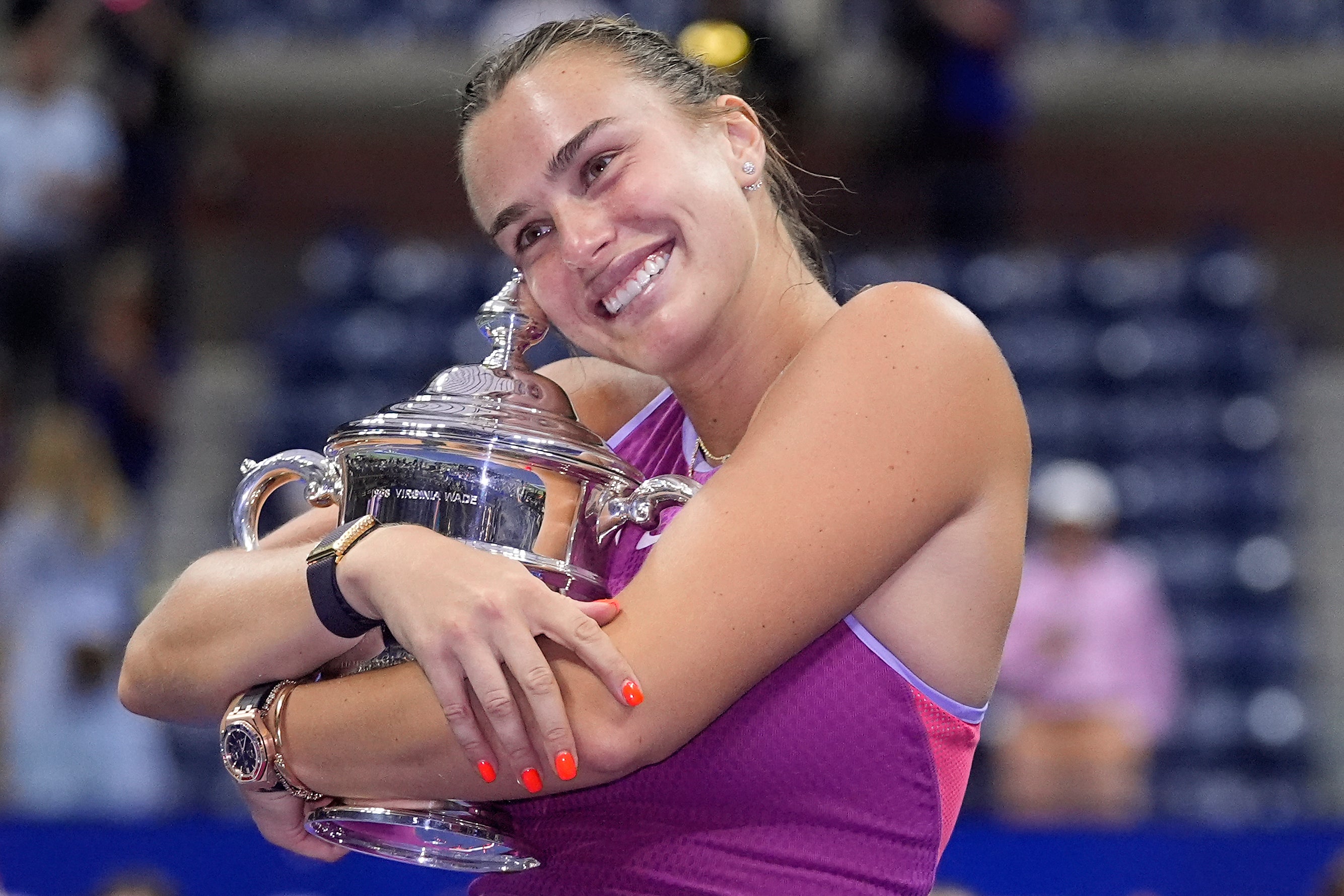 Aryna Sabalenka objímá trofej US Open (Frank Franklin II/AP)