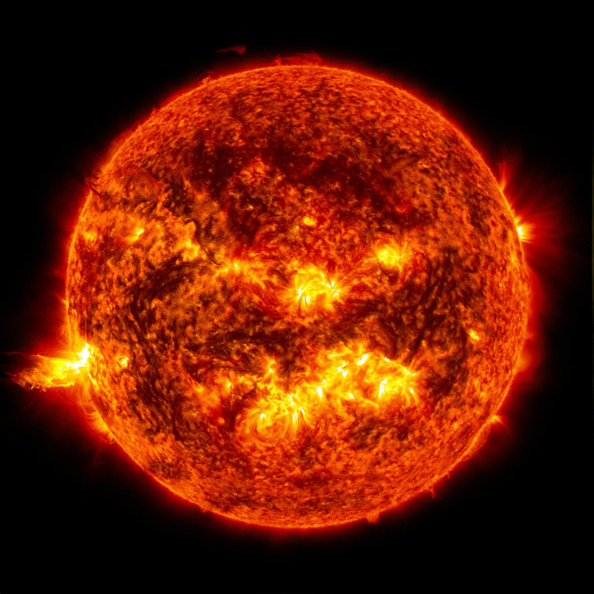 Solar flare shooting through the Sun’s atmosphere