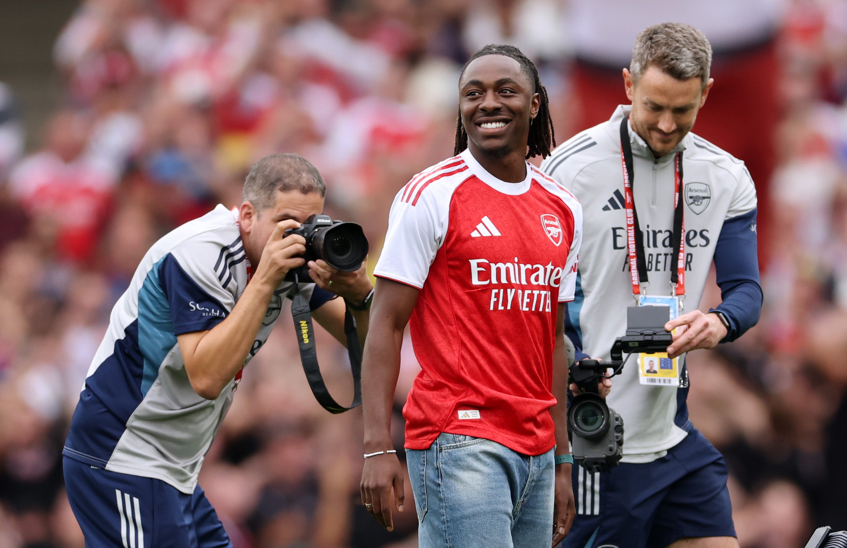 Eberechi Eze je představena fanouškům Arsenalu před výkopem