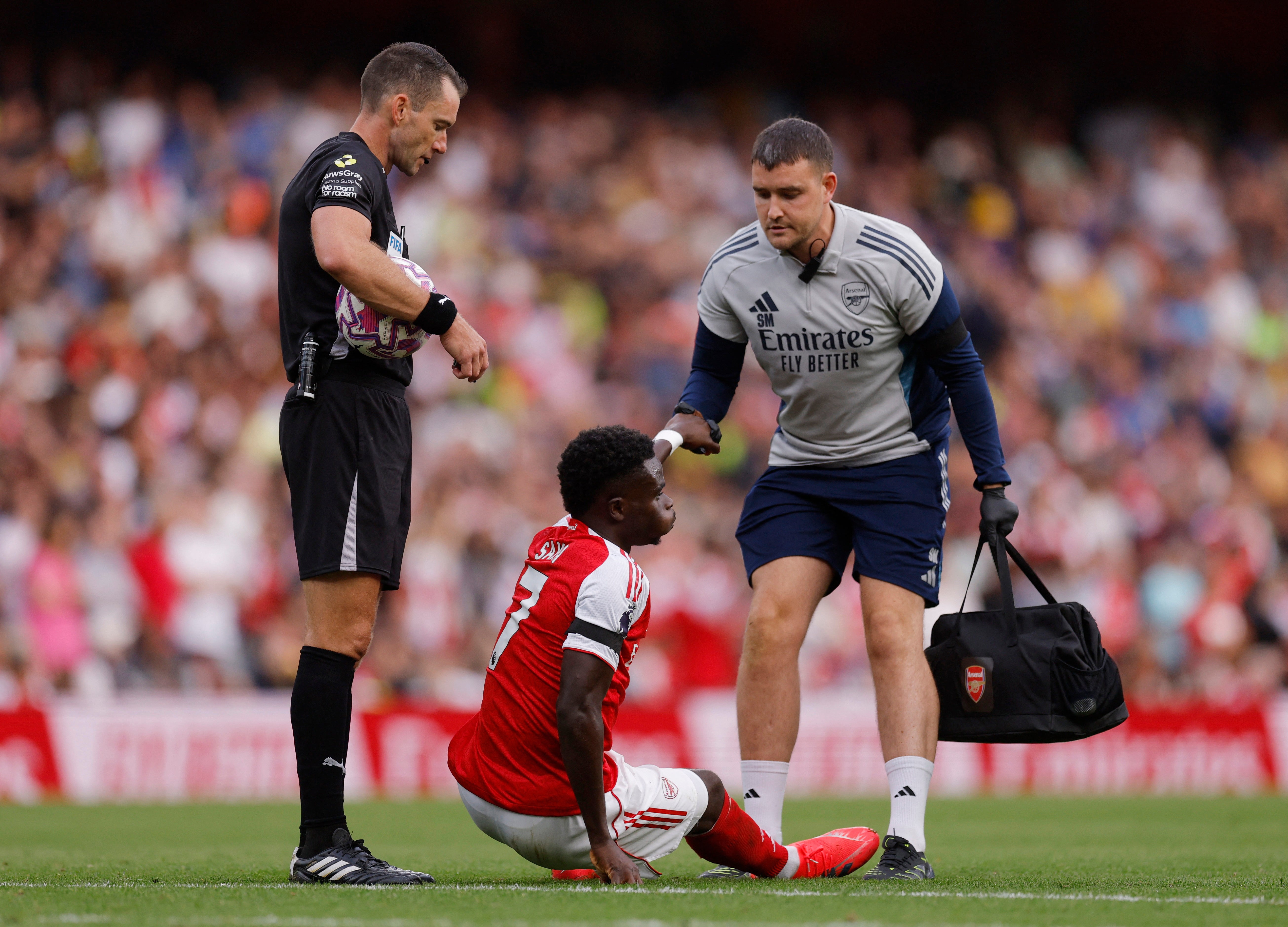 Bukayo Saka trpí podezřelým problémem s hamstringem proti Leedsu