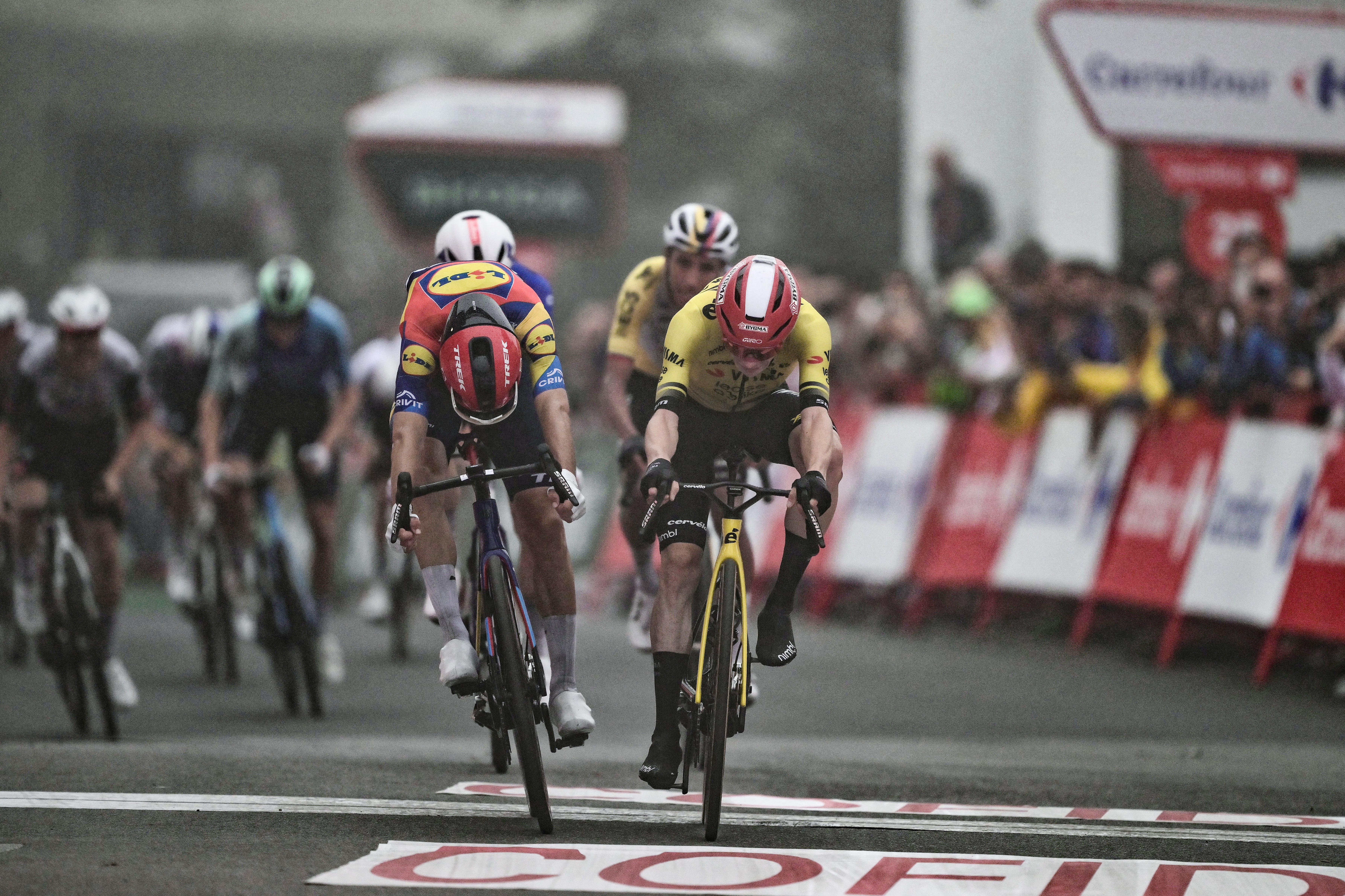 Jonas Vingegaard won the second stage of Vuelta a Espana in the final moments