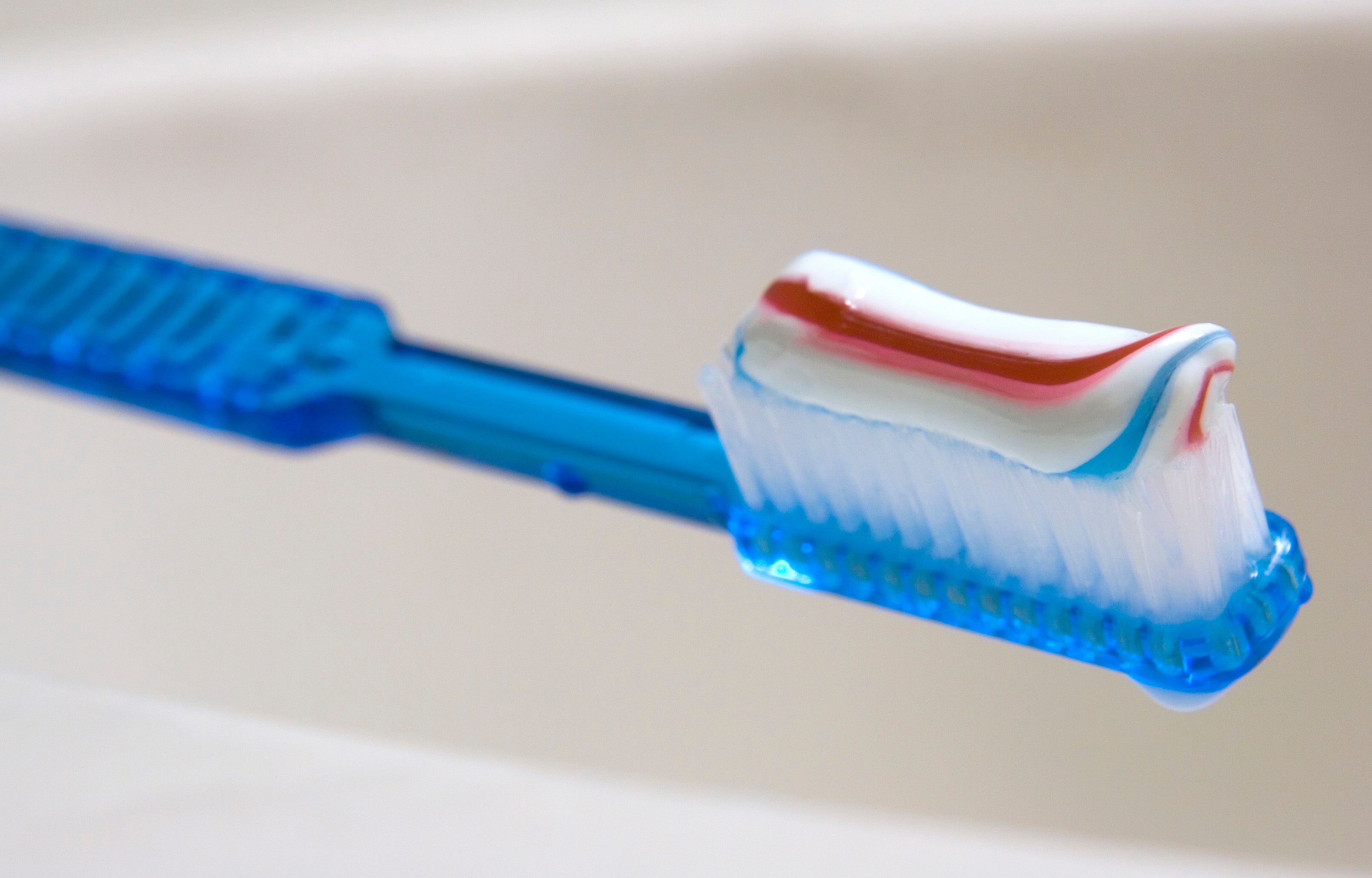 Muitos dentistas recomendam pincéis macios. Escova de dentes sólida pode prejudicar seus dentes