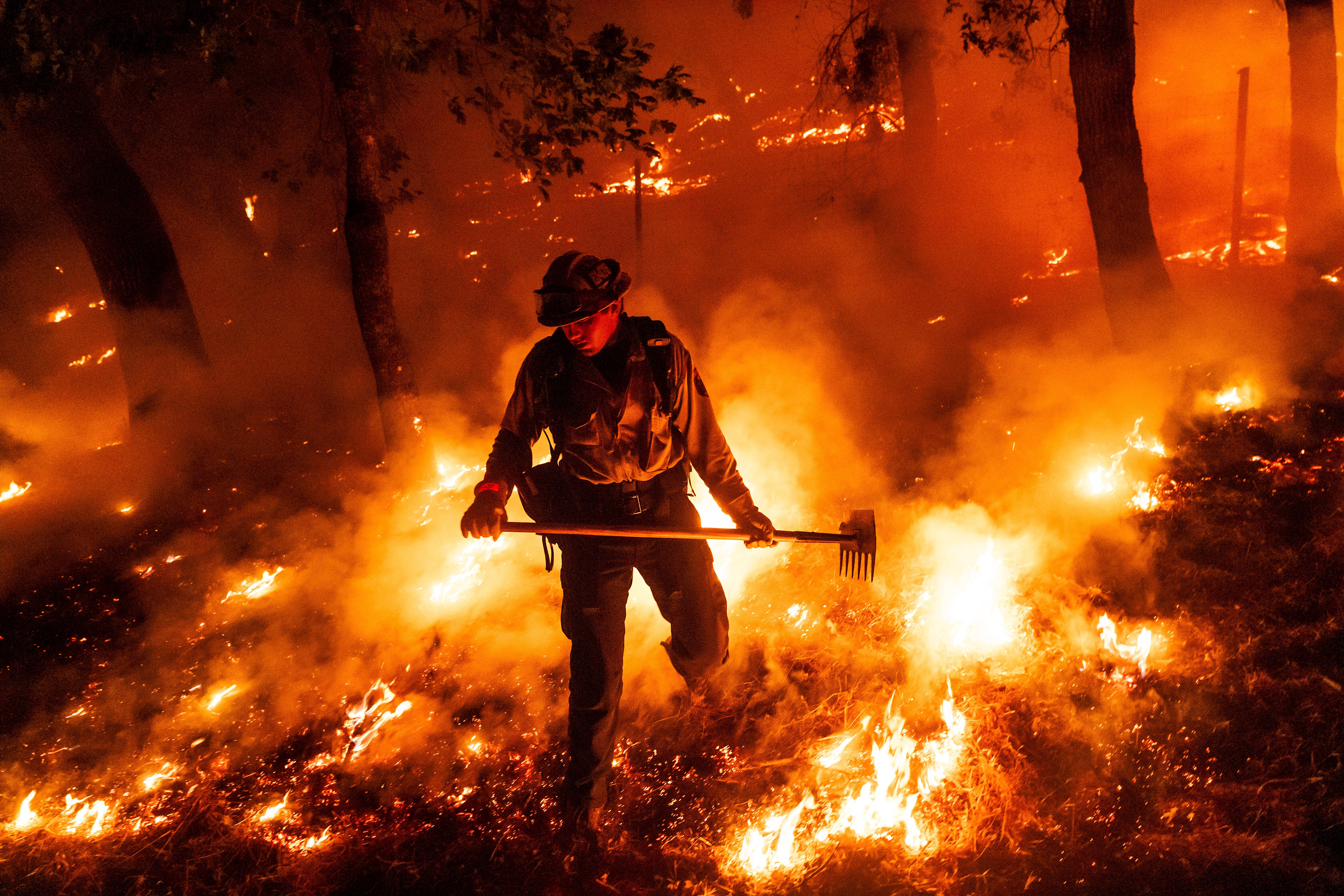 Wildfire in Oregon destroys 4 homes, threatens thousands more