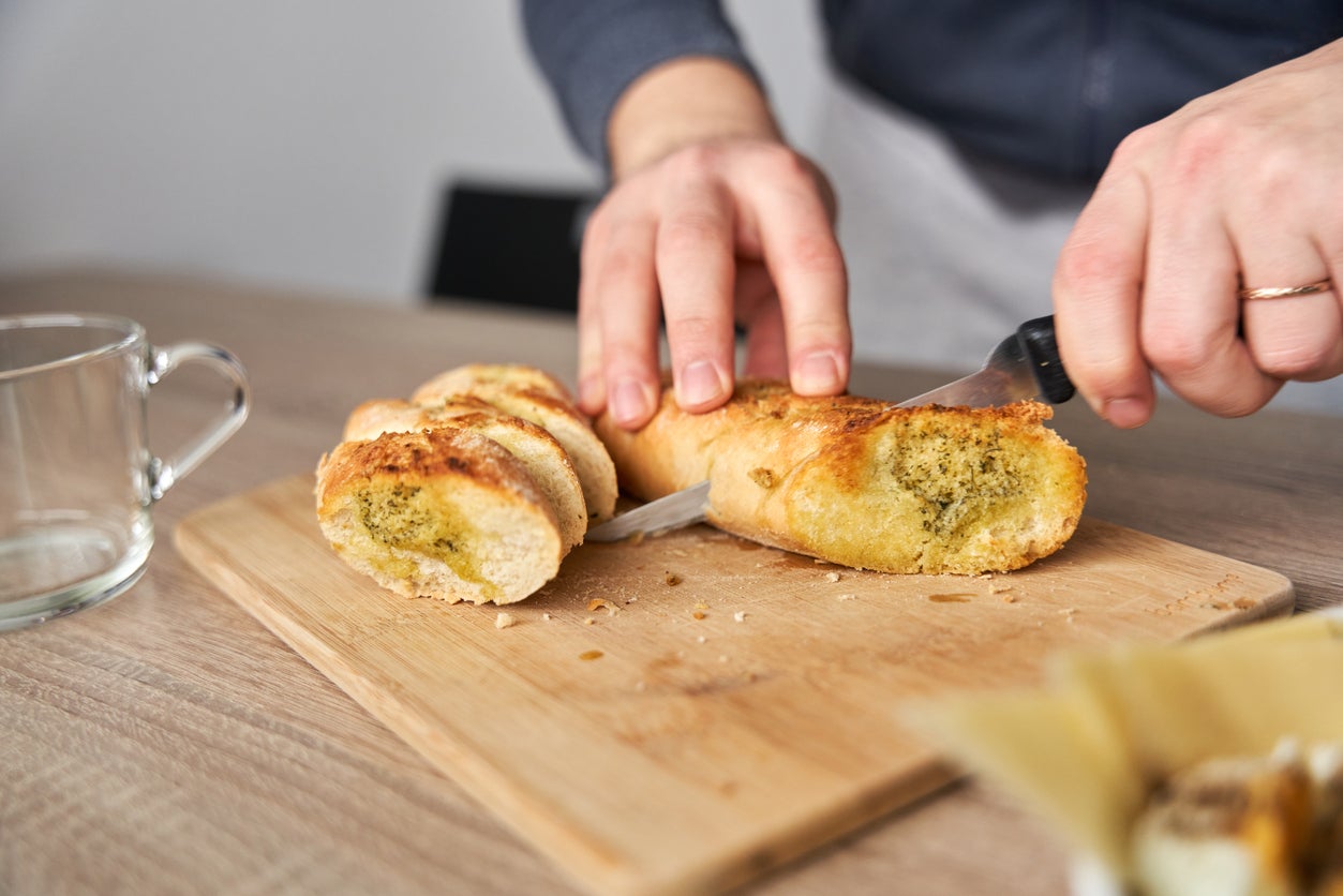 O alho em pó pode ajudá -lo a fornecer anos de delicioso pão de alho e outros pratos. Mas as especiarias também contêm alguns benefícios à saúde que podem ser surpreendentes