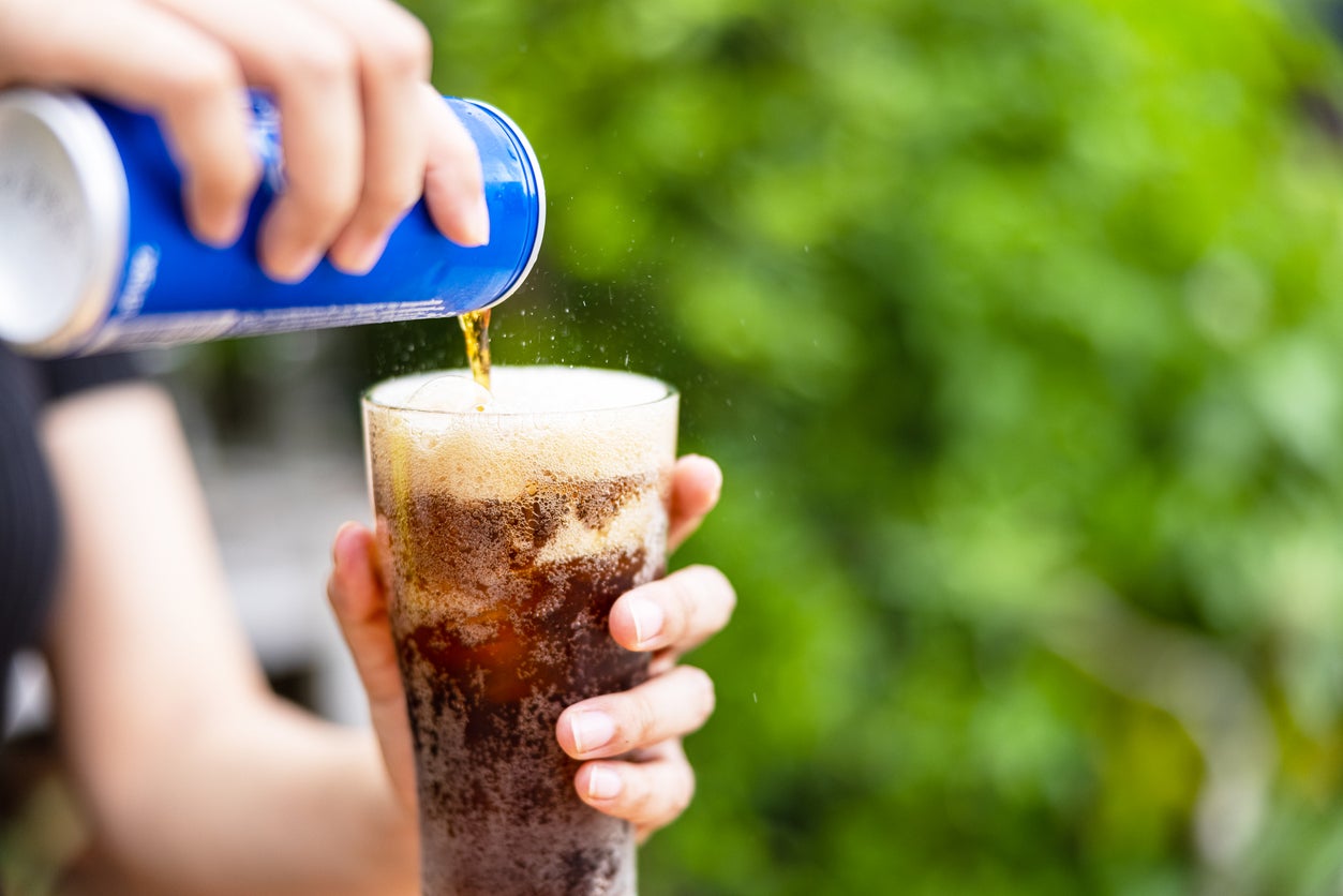 Beber refrigerante e outras bebidas açucaradas pode ser a razão pela qual você perde o cabelo, de acordo com os pesquisadores. Dieta e nutrição desempenham um papel importante na saúde capilar