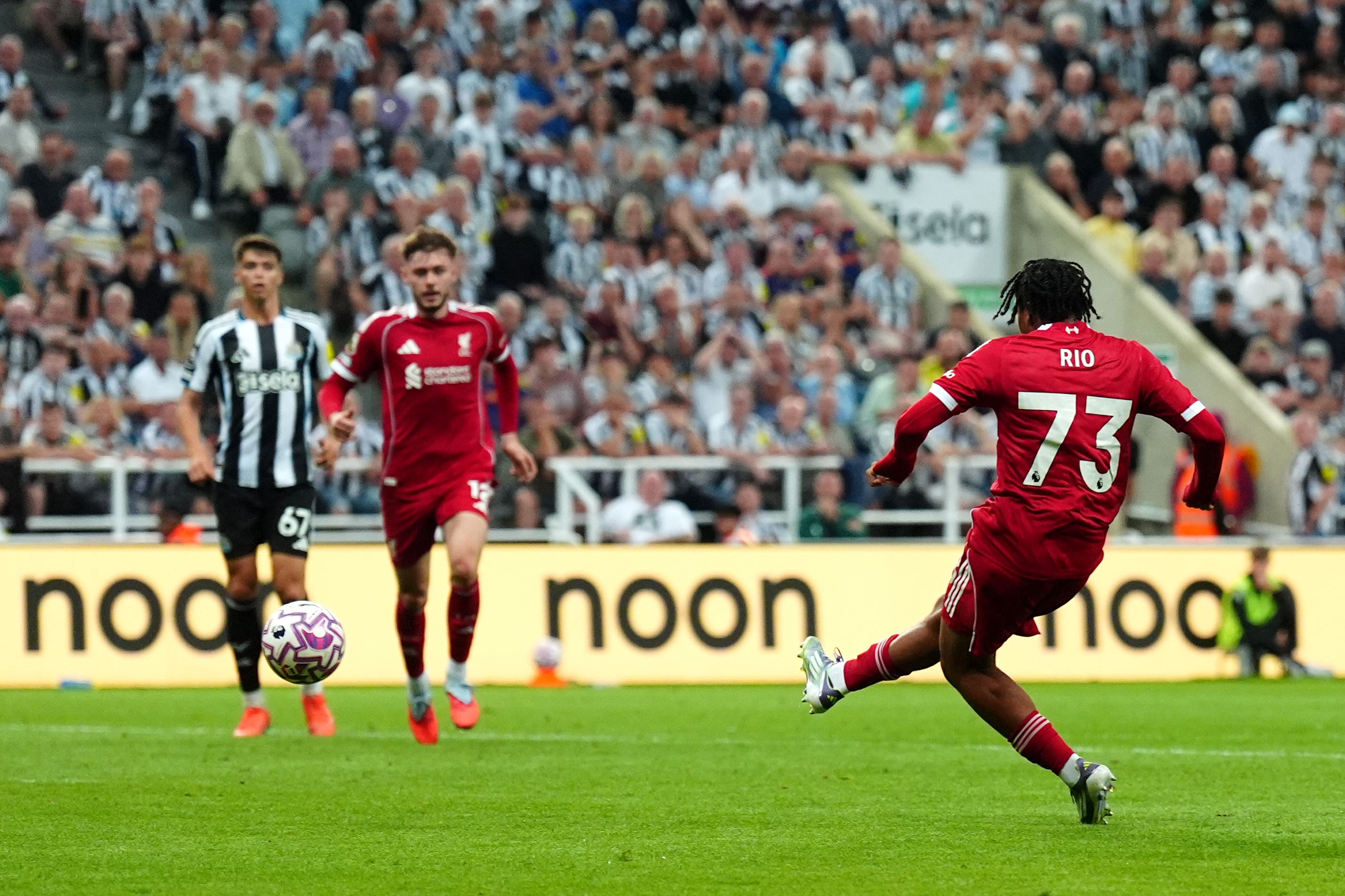 Ngumoha odborně zastrčila vítězství pro Liverpool proti Newcastlu (Owen Humphreys/PA)