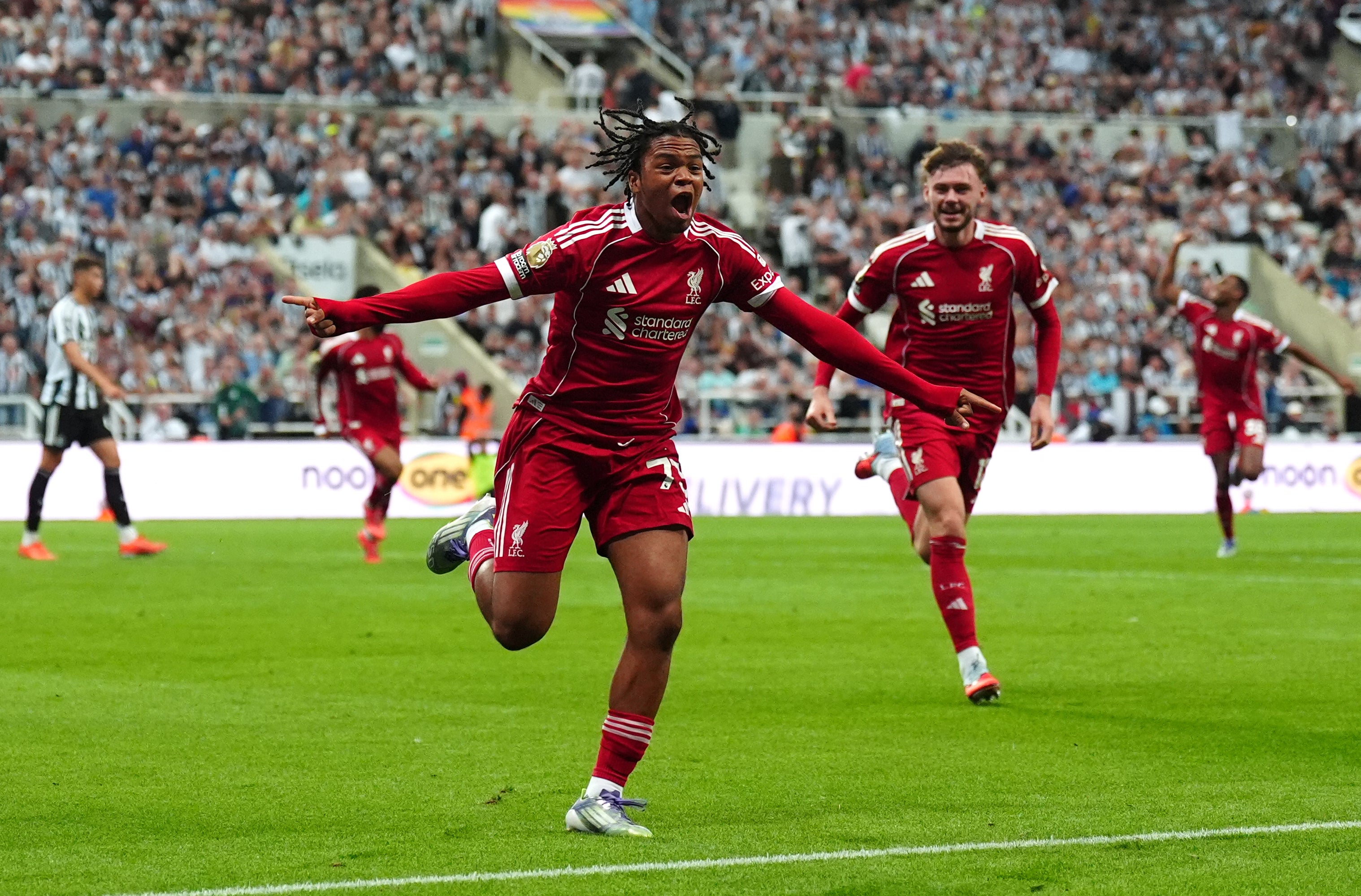 Liverpoolská kola Rio Ngumoha po bodování vítěze Premier League proti Newcastlu na jeho debutu (Owen Humphreys/PA)