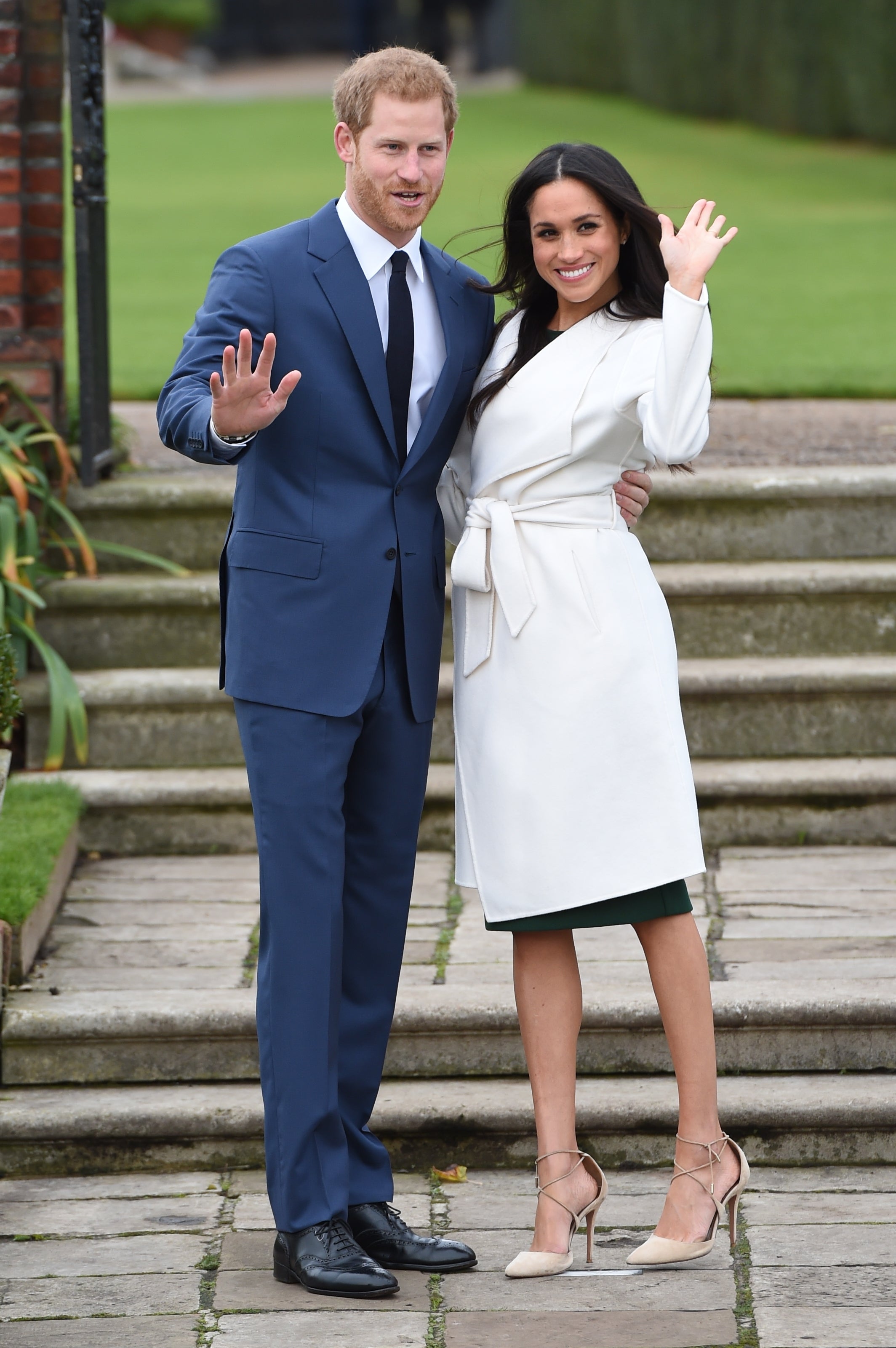 Meghan without tights during her engagement photocall with Harry