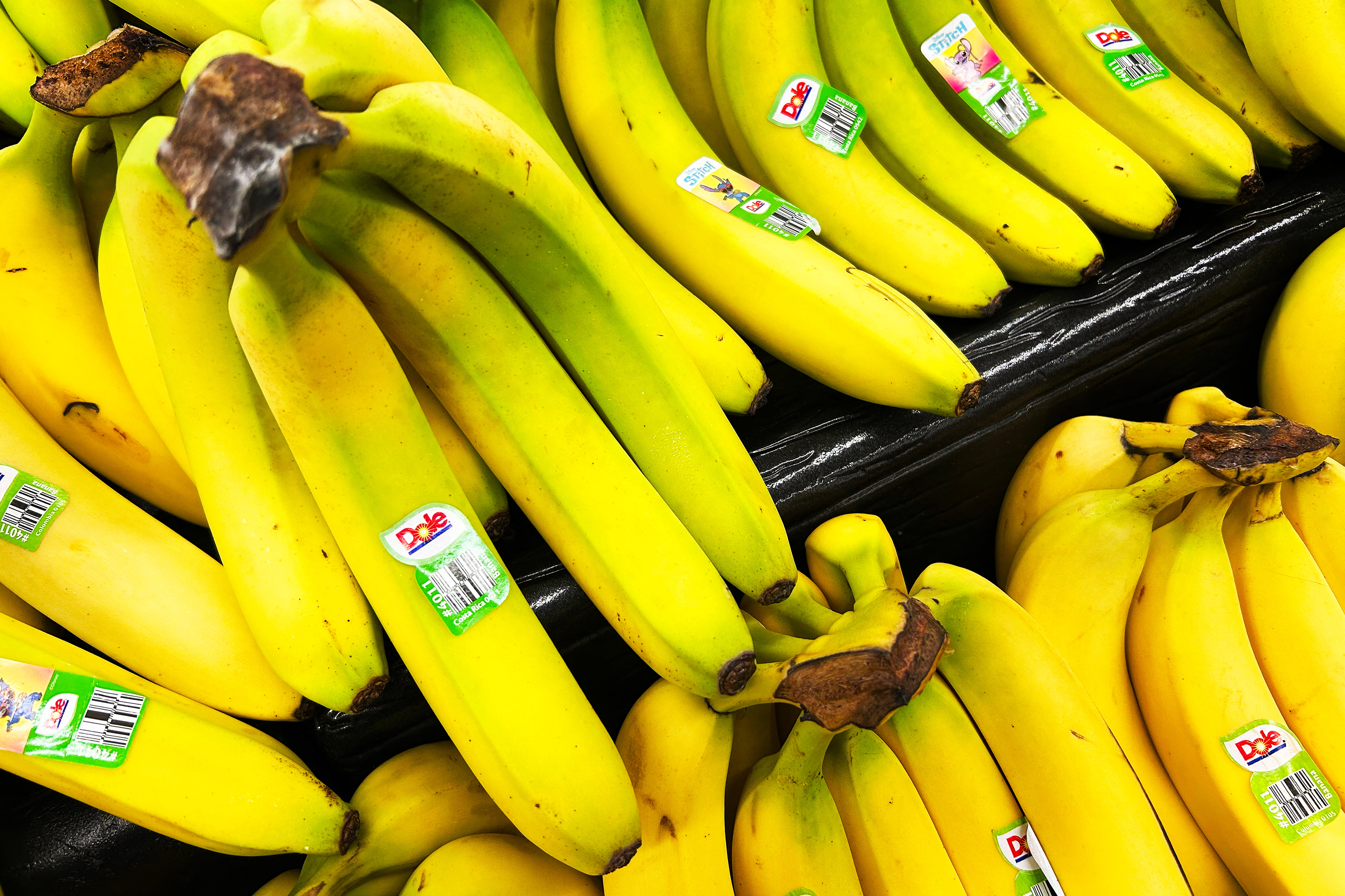 As bananas contêm os eletrólitos que precisamos permanecer molhados e saudáveis. Inclui um pouco de potássio e magnésio