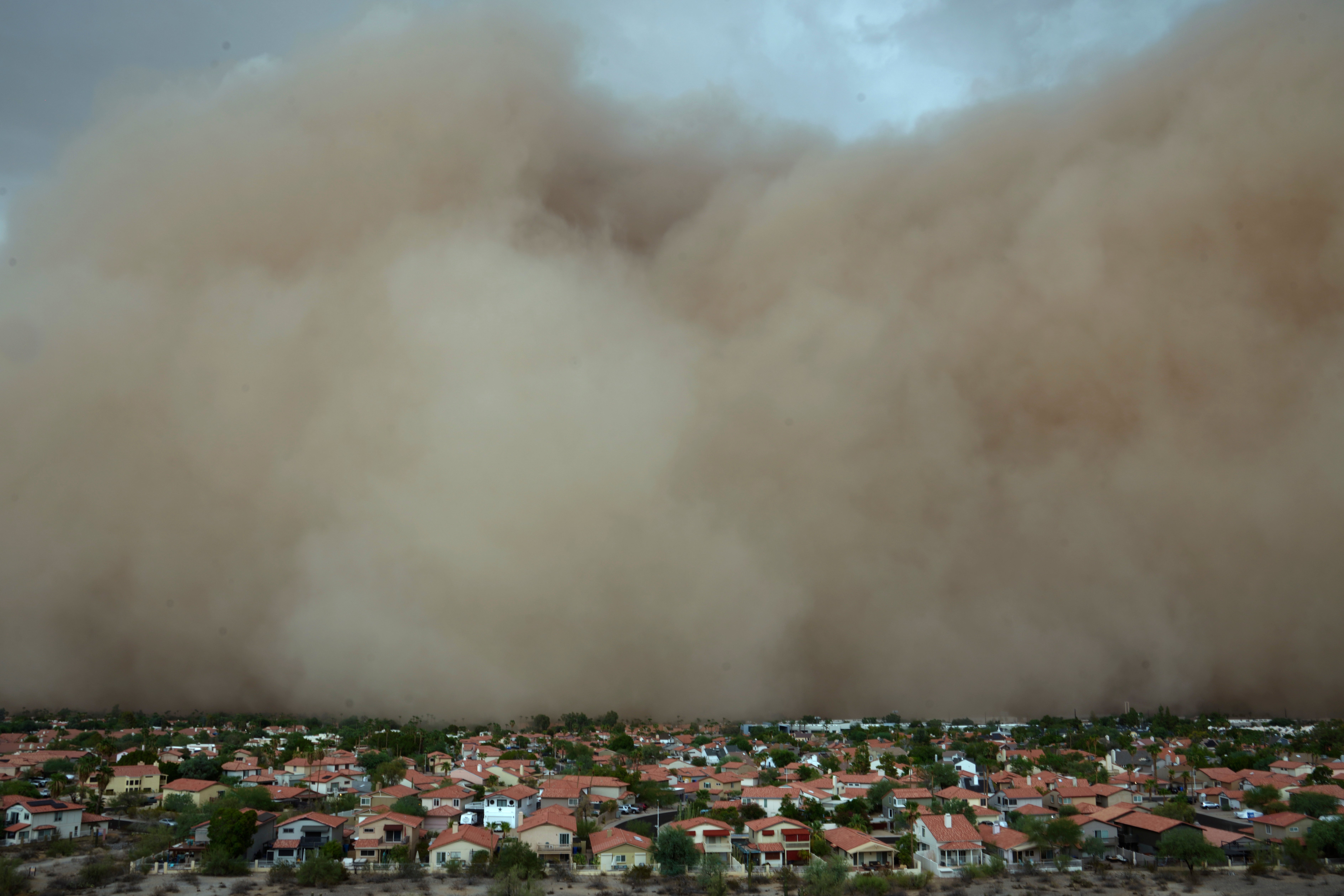 A giant dust storm approaches the Phoenix metro area