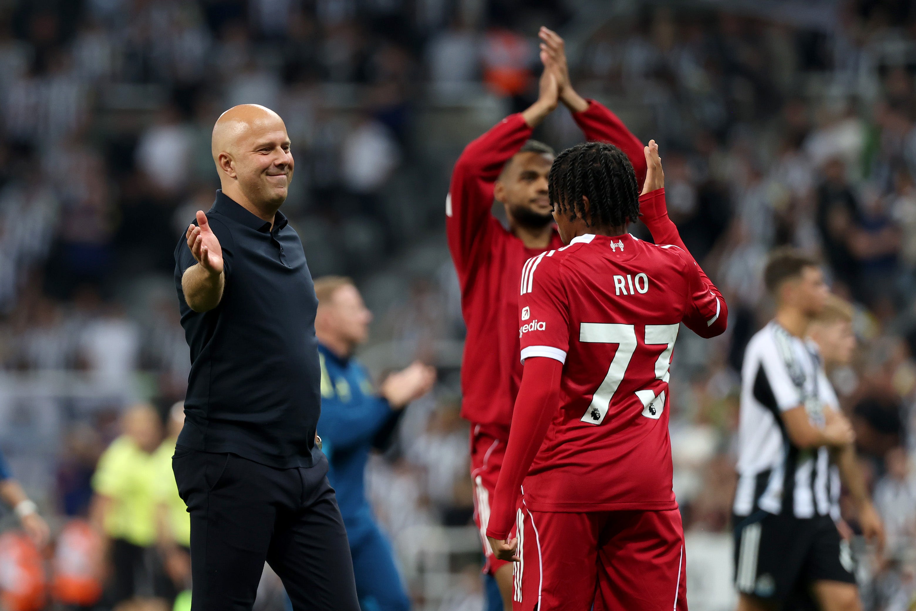 Hlavní trenér Liverpoolu Arne Slot slaví s vítězem zápasu Rio Ngumoha