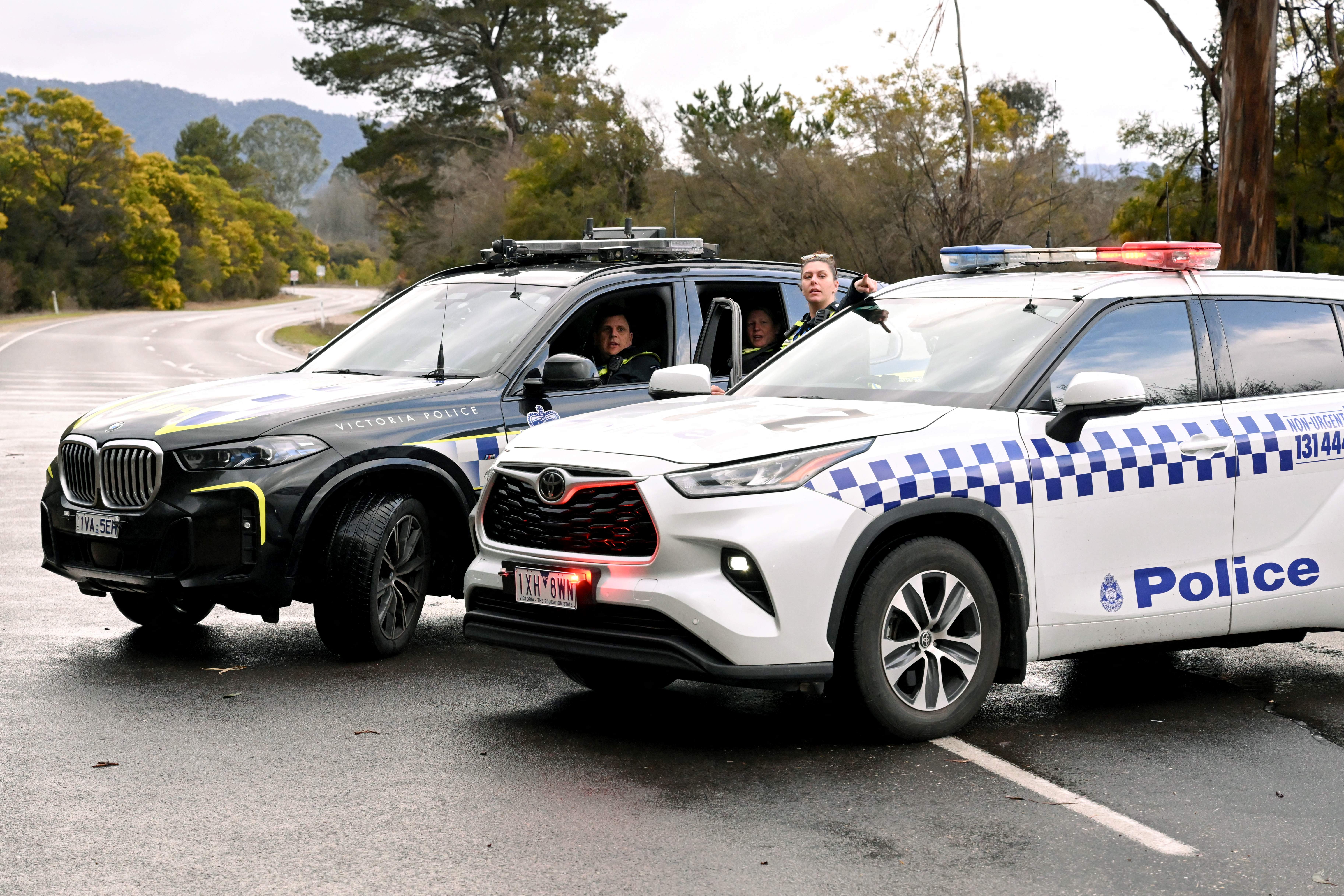 Police man a roadblock to a property as they search for a fugitive linked to the murder of two police officers in Porepunkah, Vitoria, on 27 August 2025