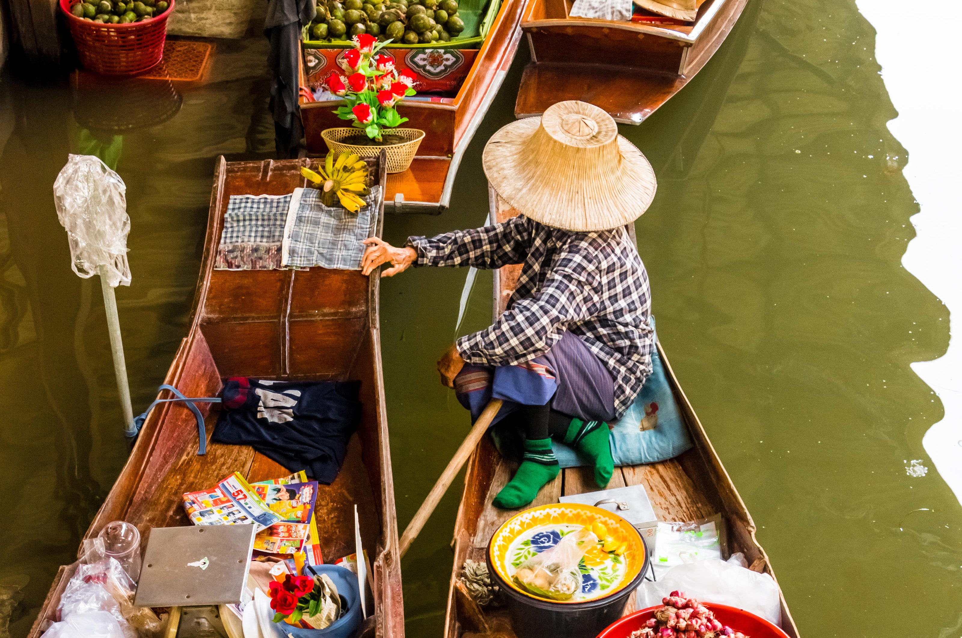 Discover fresh foods at the Damnoen Saduak Floating Market near Bangkok