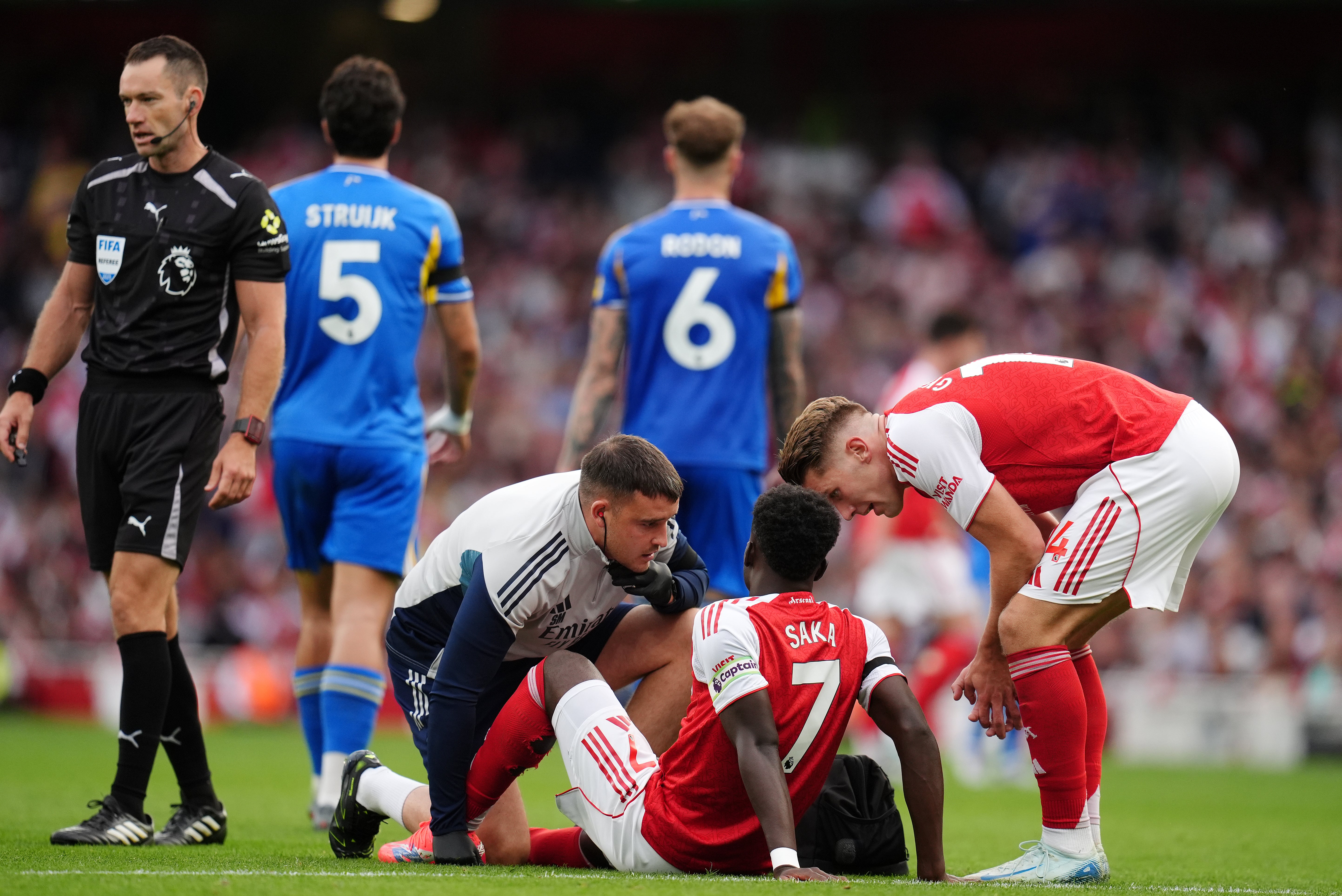 Bukayo Saka byl stažen ve vítězství nad Leedsem zraněním hamstringu (John Walton/PA)