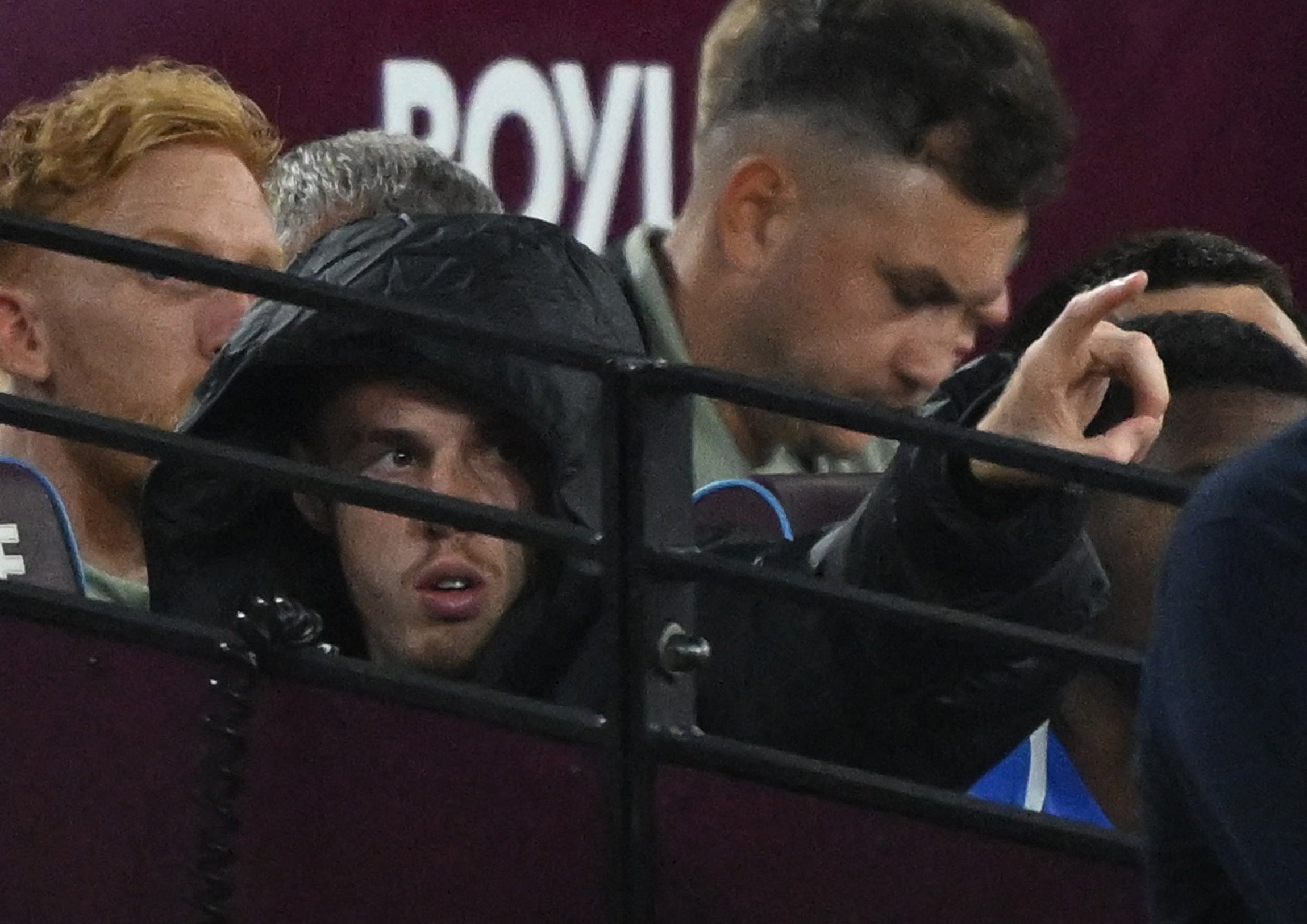 Chelsea's Cole Palmer sedí na lavičce po utrpení zranění