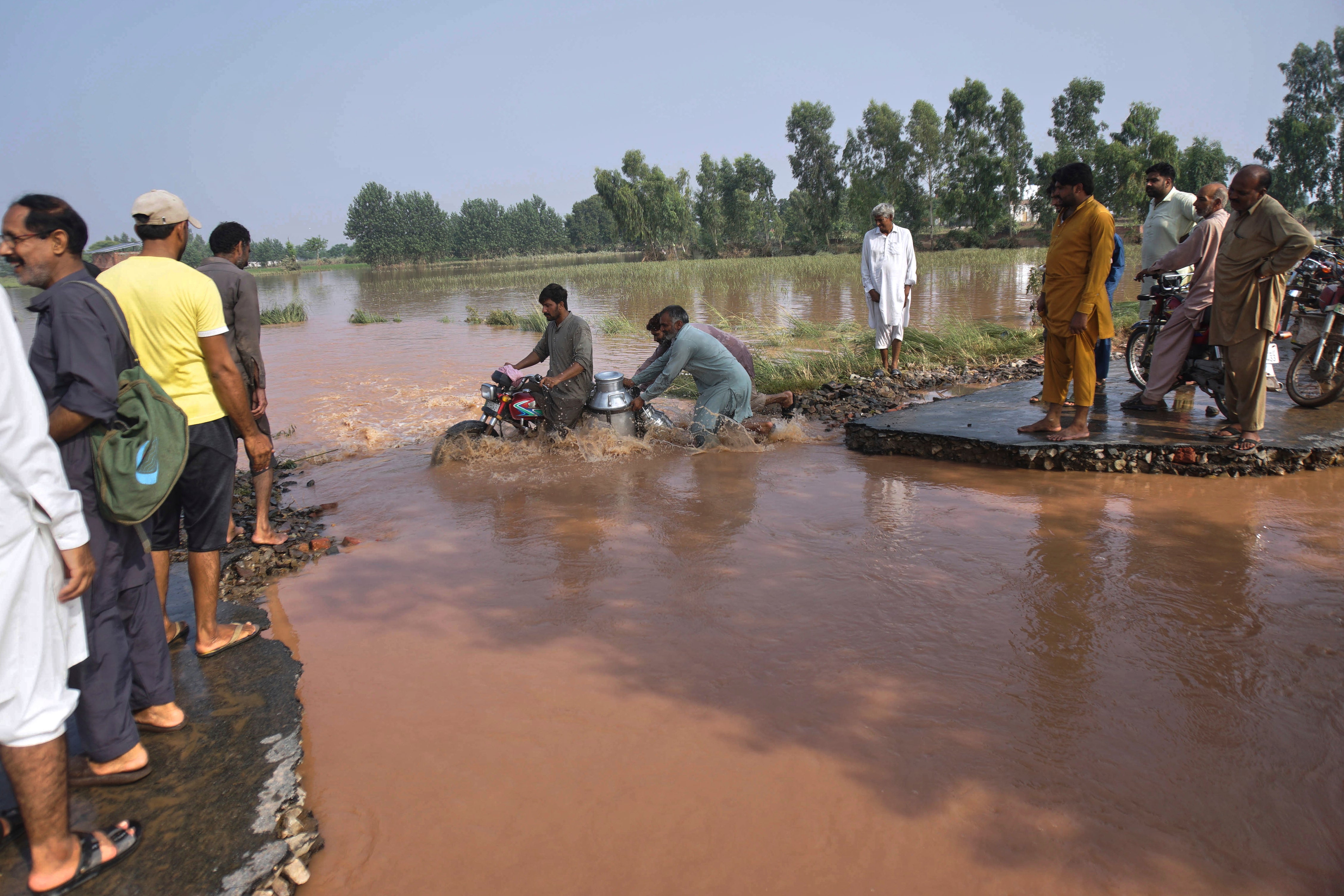 Floods in Pakistan's Punjab leave many without aid as rescuers race to evacuate