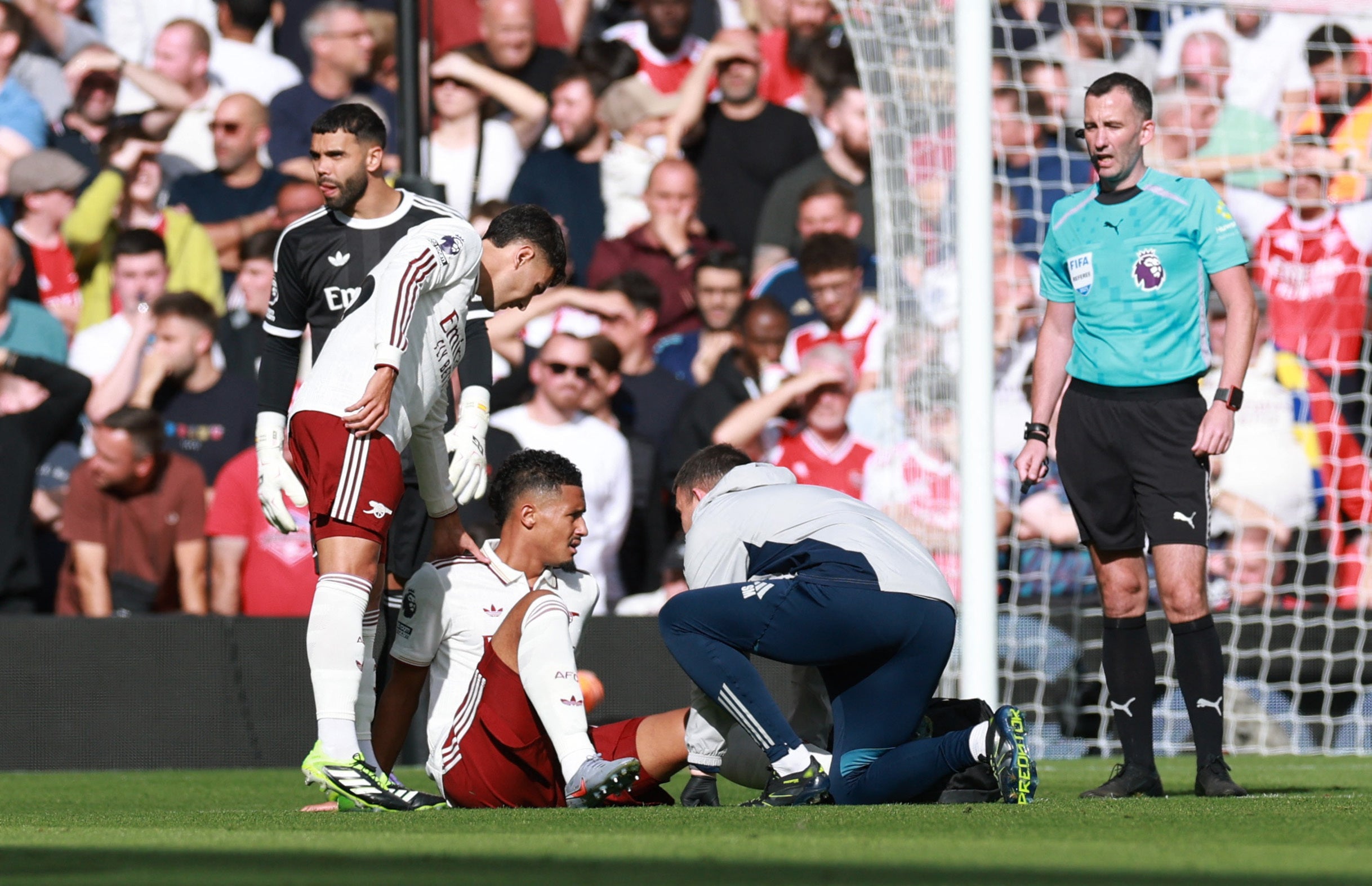 William Saliba dostává léčbu na hřišti v Anfieldu