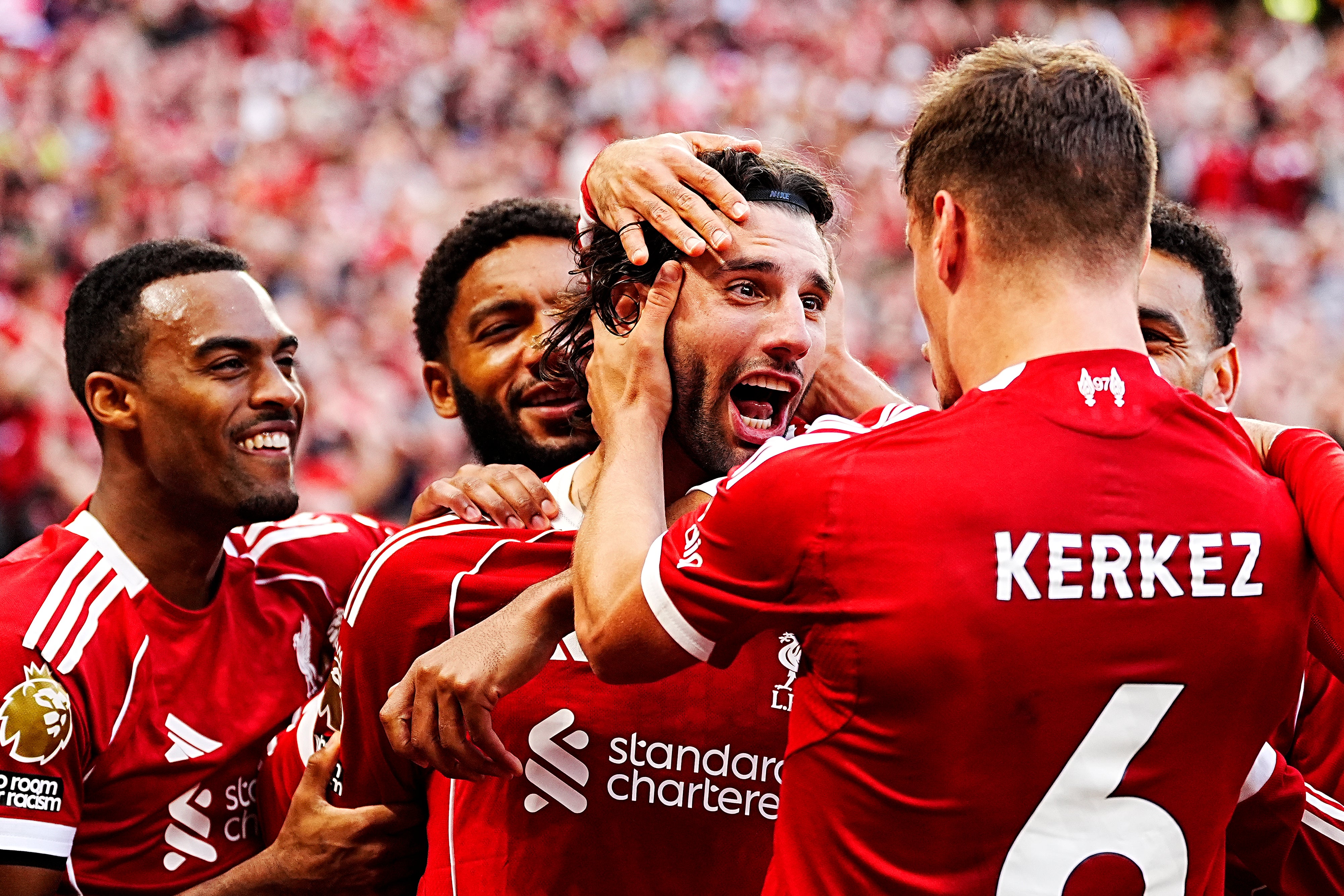 Liverpool's Dominik Szoboszlai slaví poté, co vstřelil svůj vítězný gól