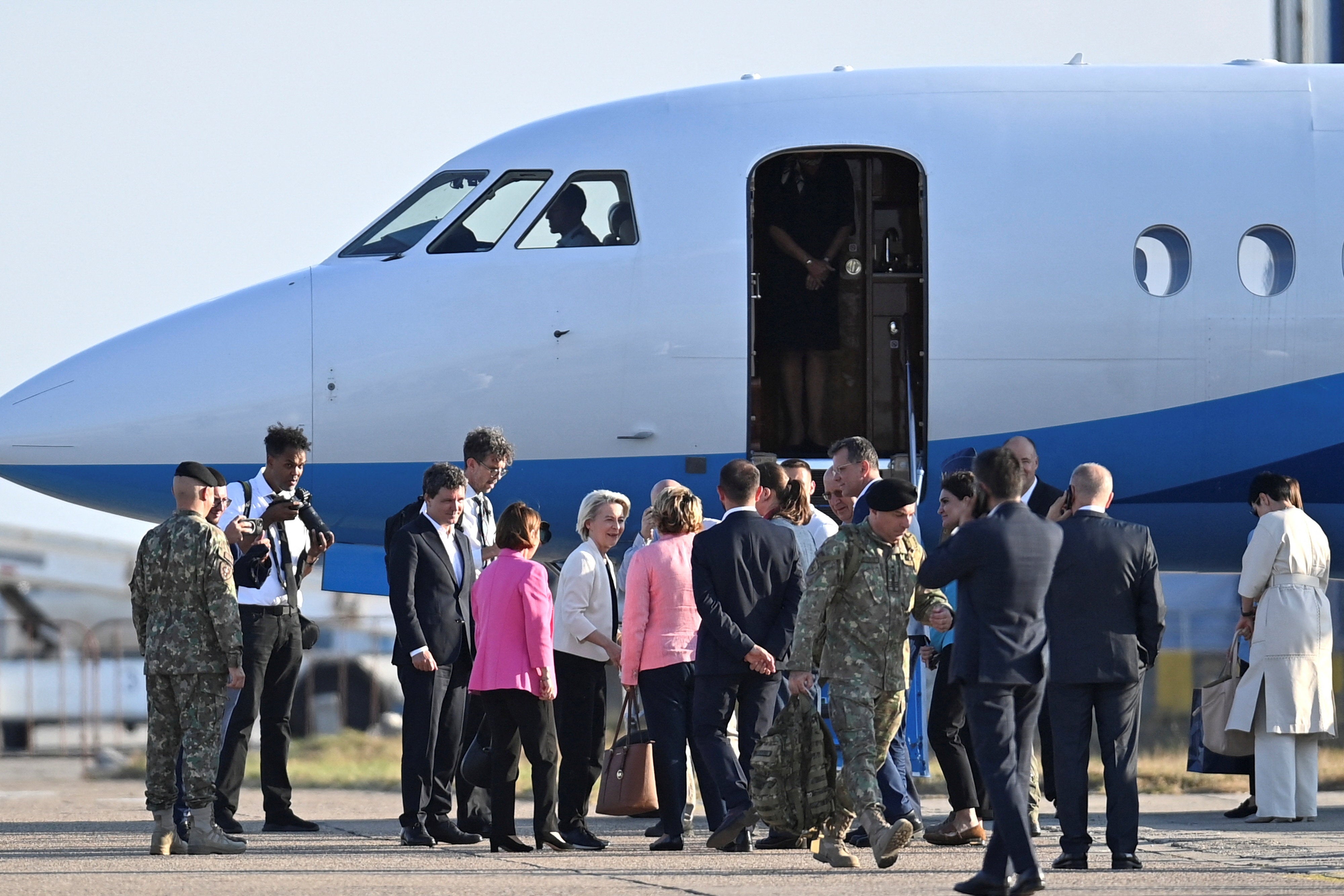Ursula von der Leyen and Romanian President Nicusor Dan chat near the jet used by the European Comisson President, on the tarmac of Mihail Kogalniceanu Air Base, Romania