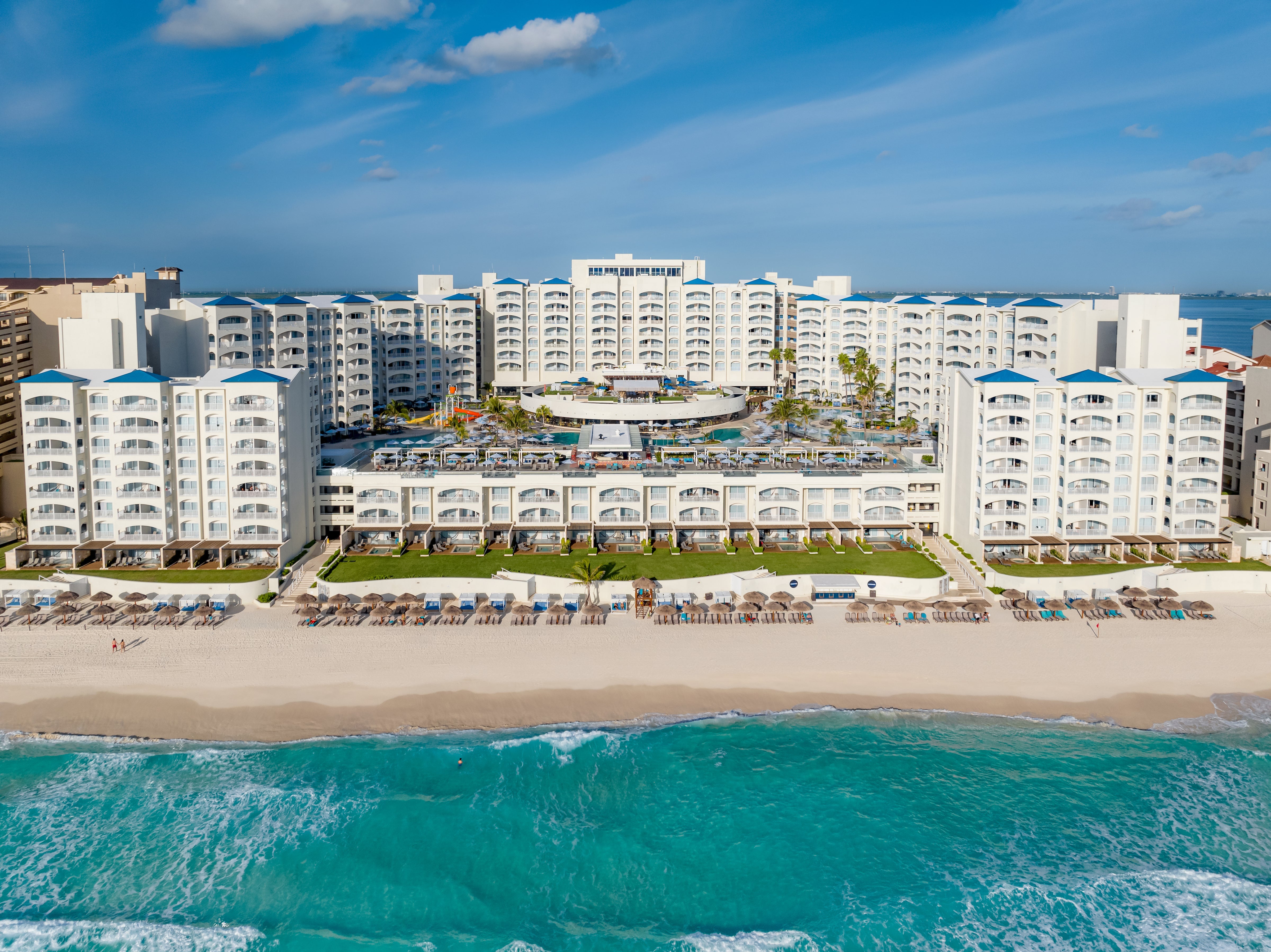 From its beachy location, to an enviable 13 pools, Hilton Cancun Mar Caribe All Inclusive Resort is perfect for R&R