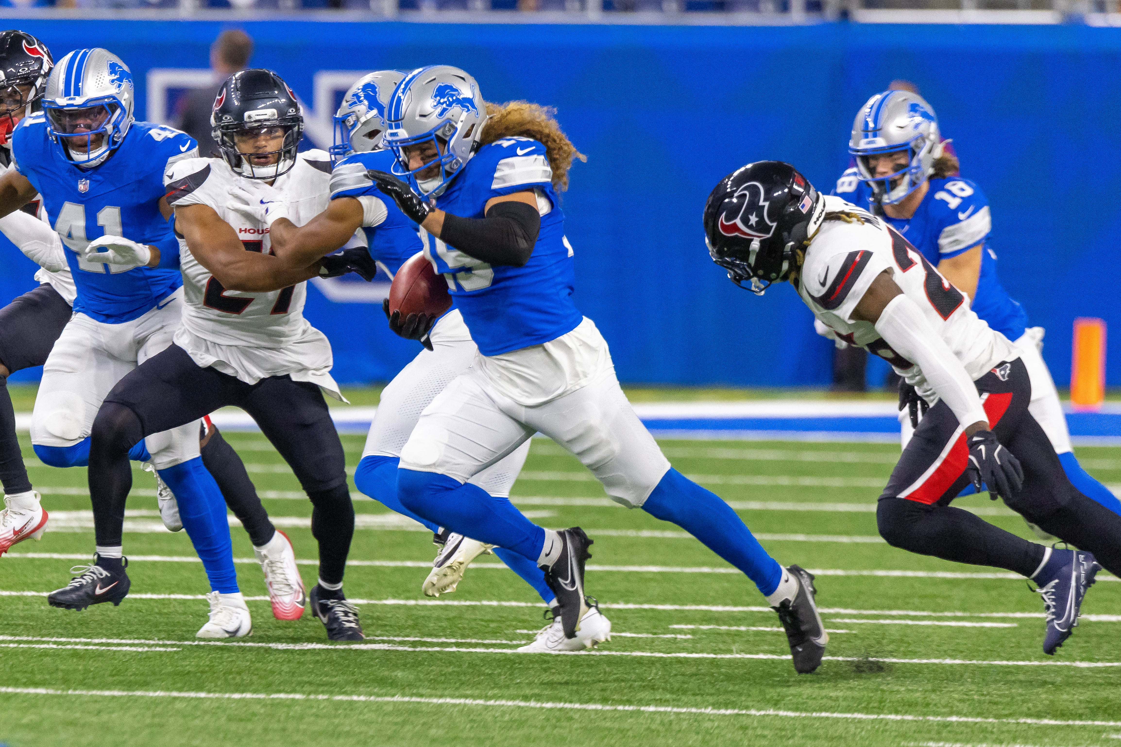 Detroit Lions linebacker Grant Stuard (15) běží s míčem po úvodním výkopu proti Houston Texans
