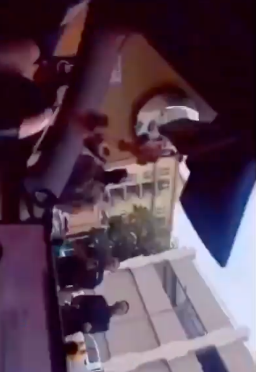 Chaotic livestream footage shows federal officers waiting outside of the car