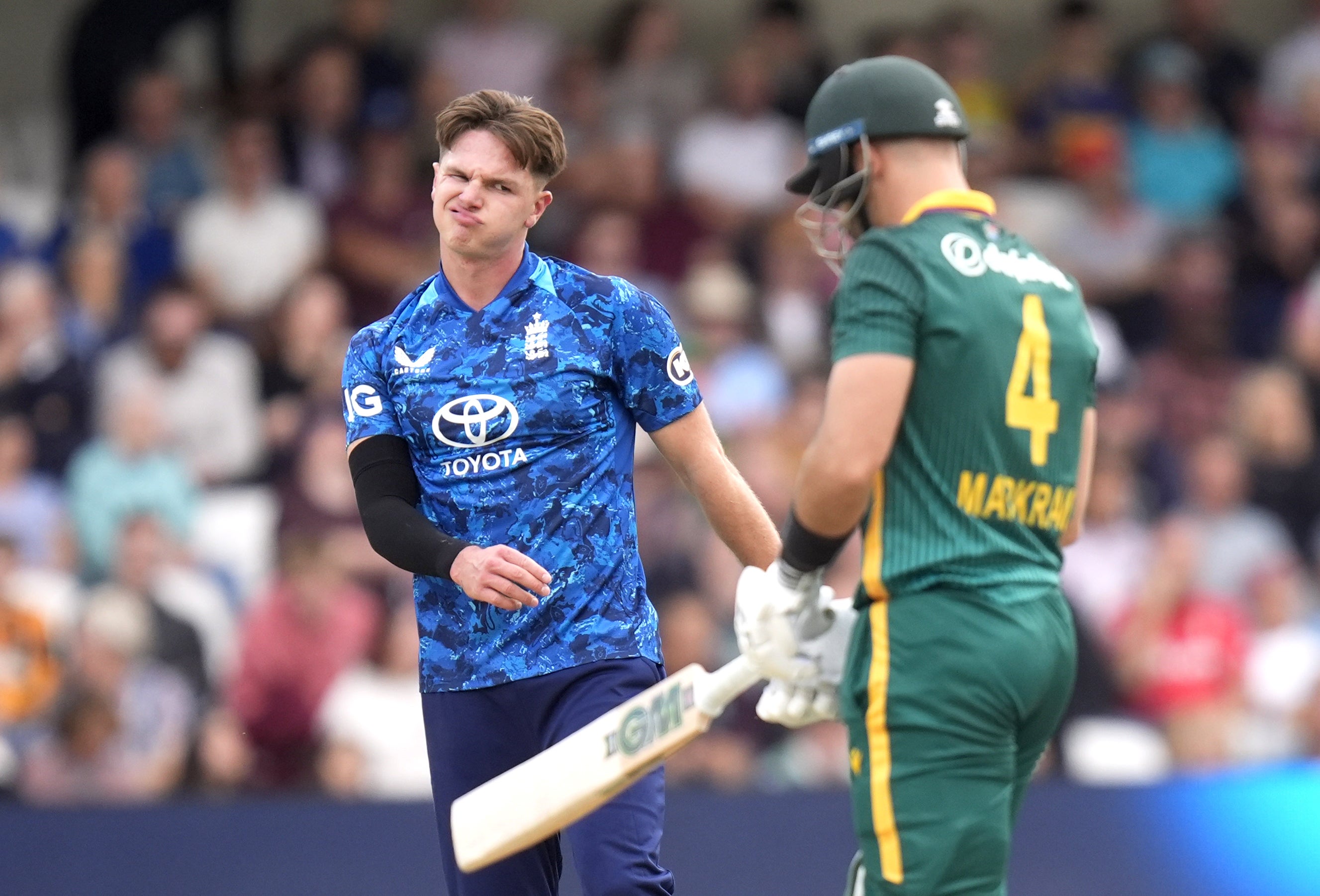 Sonny Baker, vlevo, snášel obtížný debut v Anglii s Aiden Markram ho dal do meče