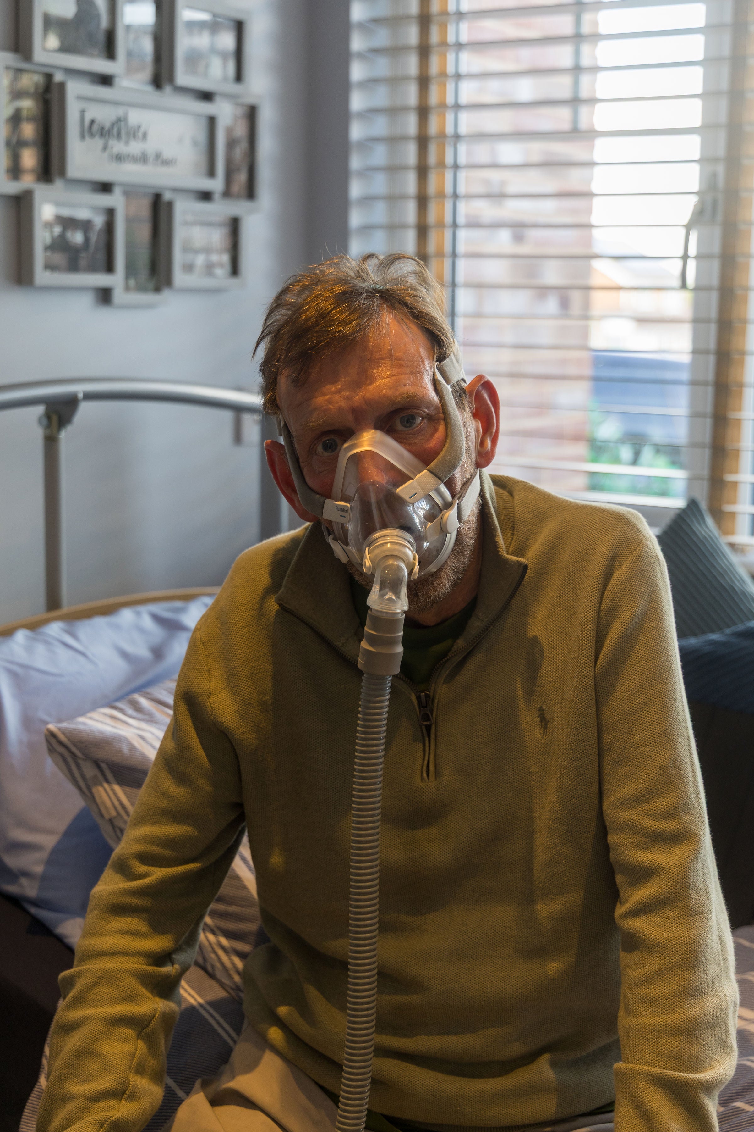 Pan Scott pomocí dýchacího zařízení