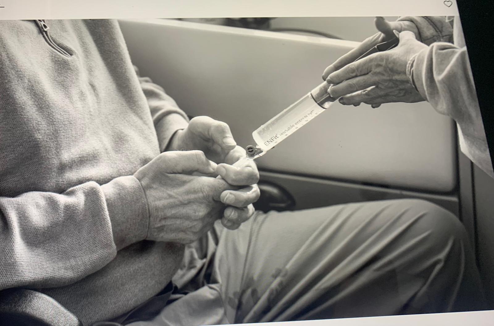 Pan Scott používá krmnou trubici pro jídlo a léky