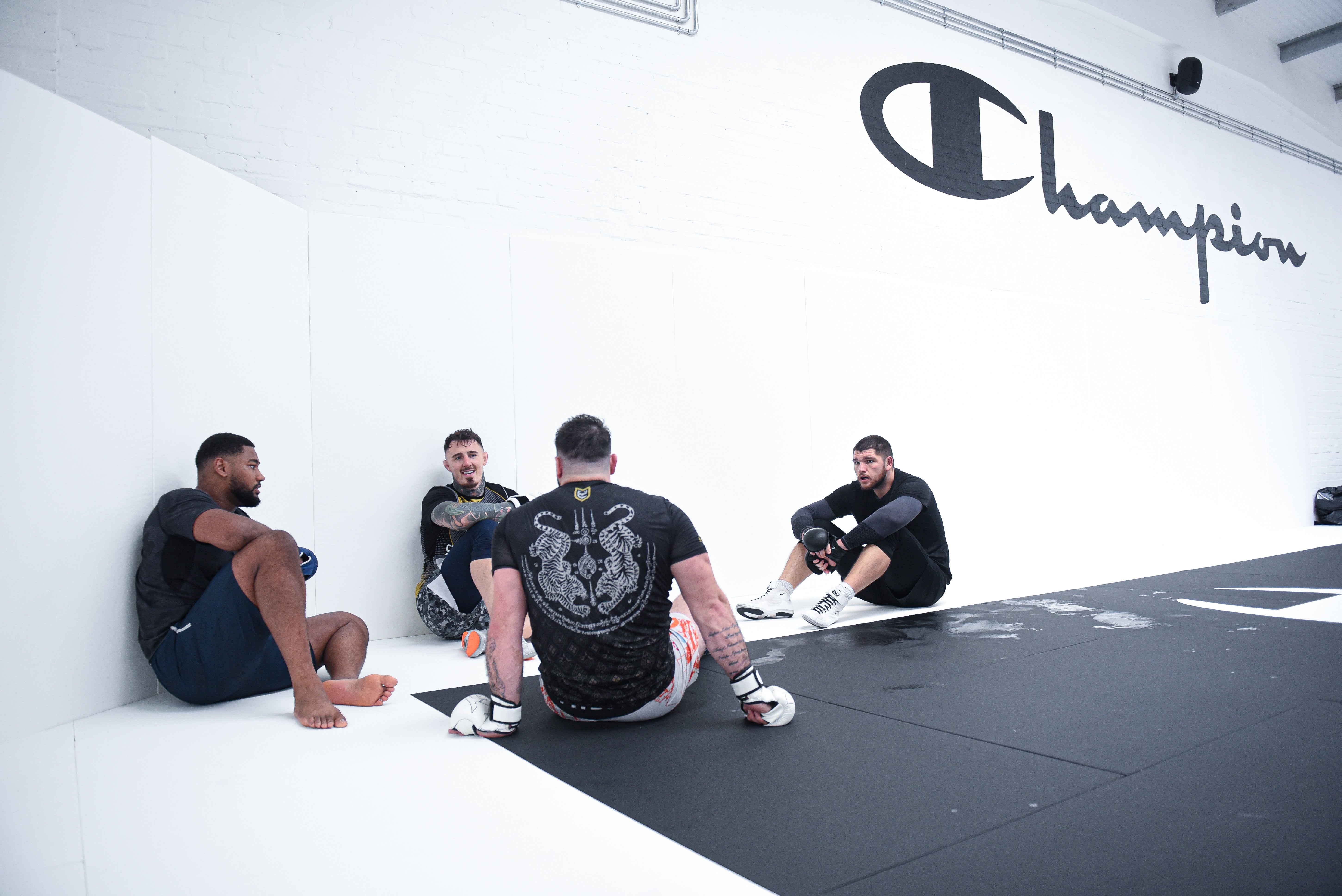Pinto s šampionem UFC Heavyweight Tom Aspinall (druhý levý) a tréninkovými partnery