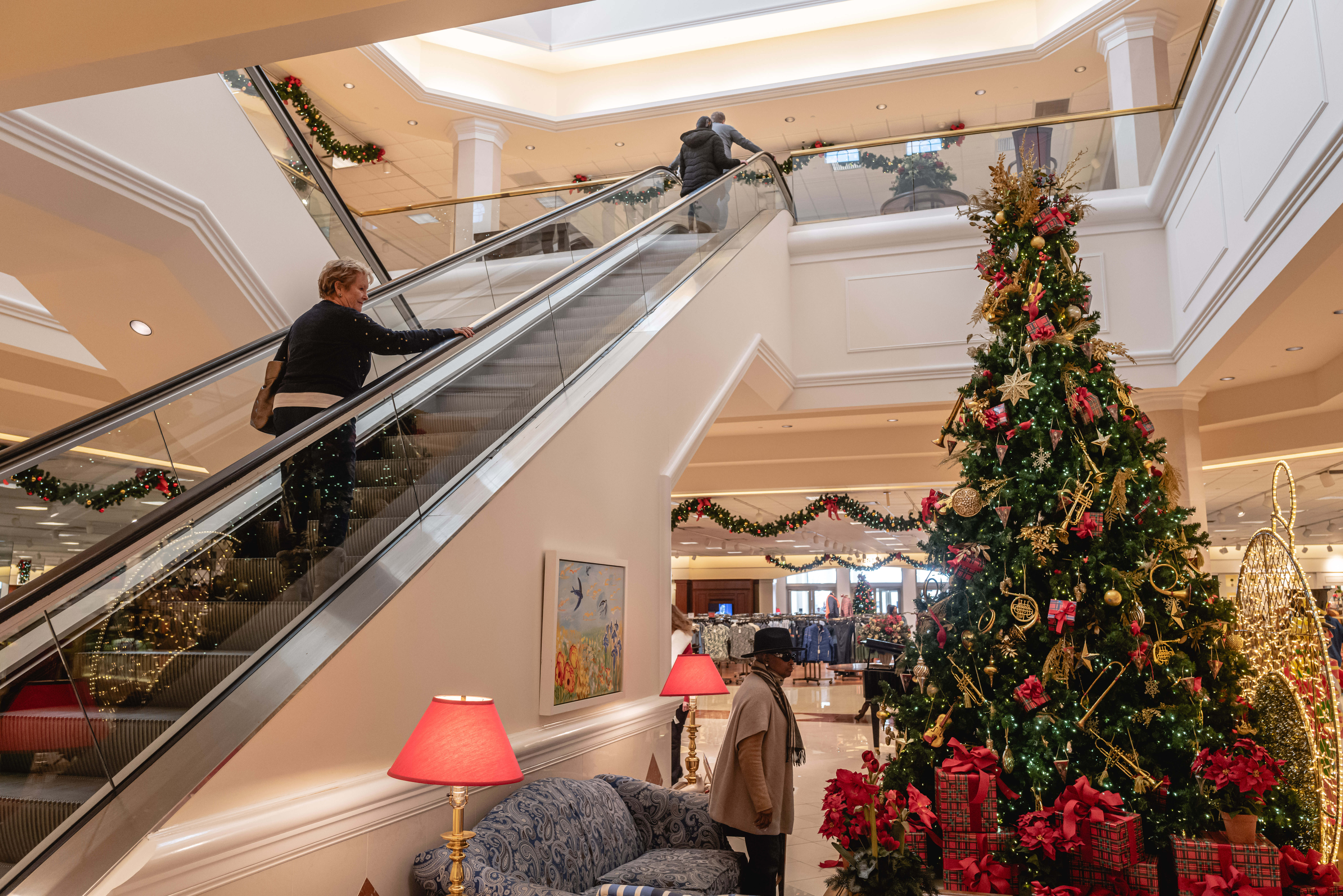 Online discounts ahead of the 2025 holiday season may be smaller than in previous years, according to a new report.