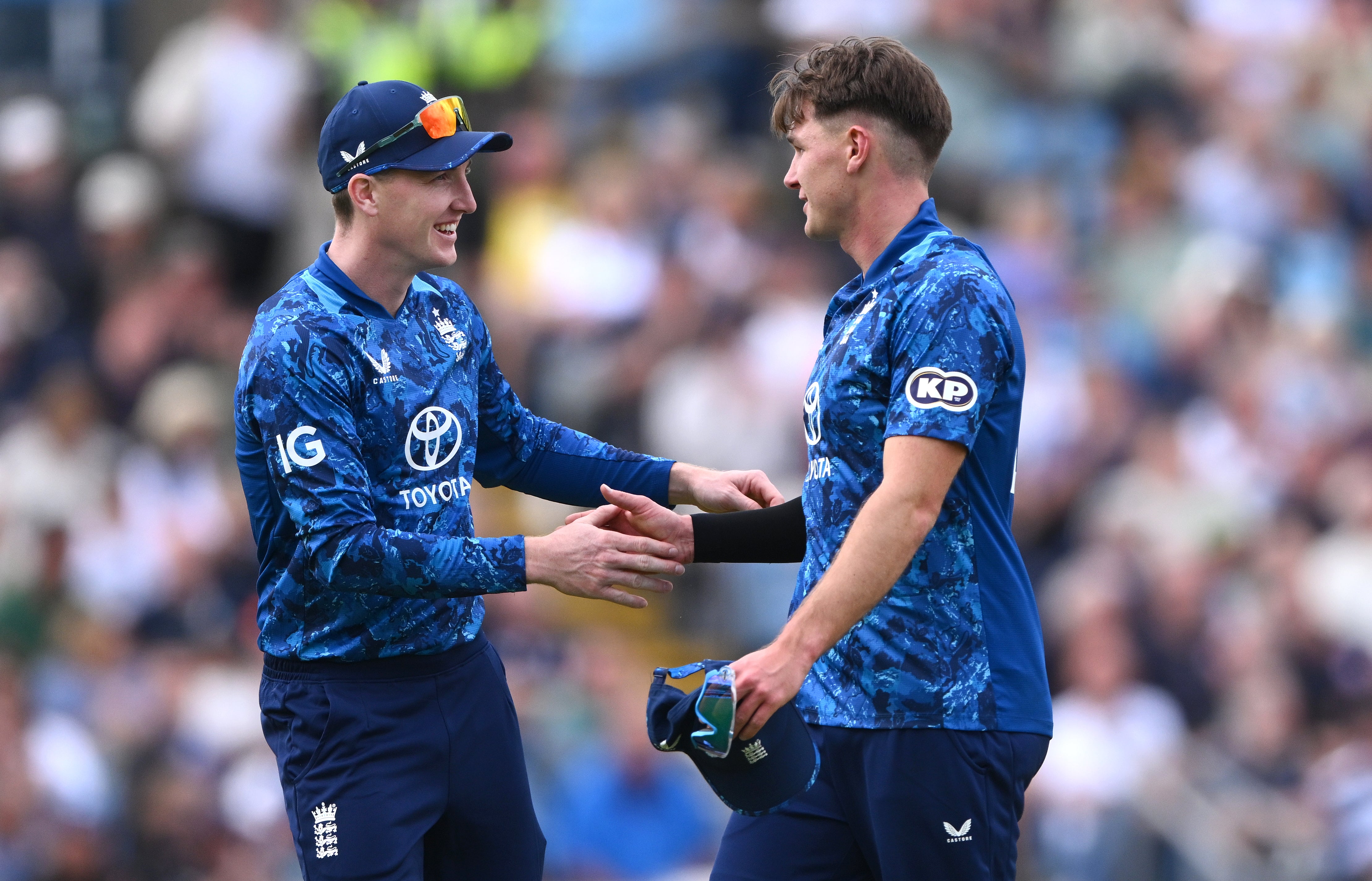 Harry Brook (vlevo) věří, že Sonny Baker projevil skutečného ducha navzdory obtížnému debutu