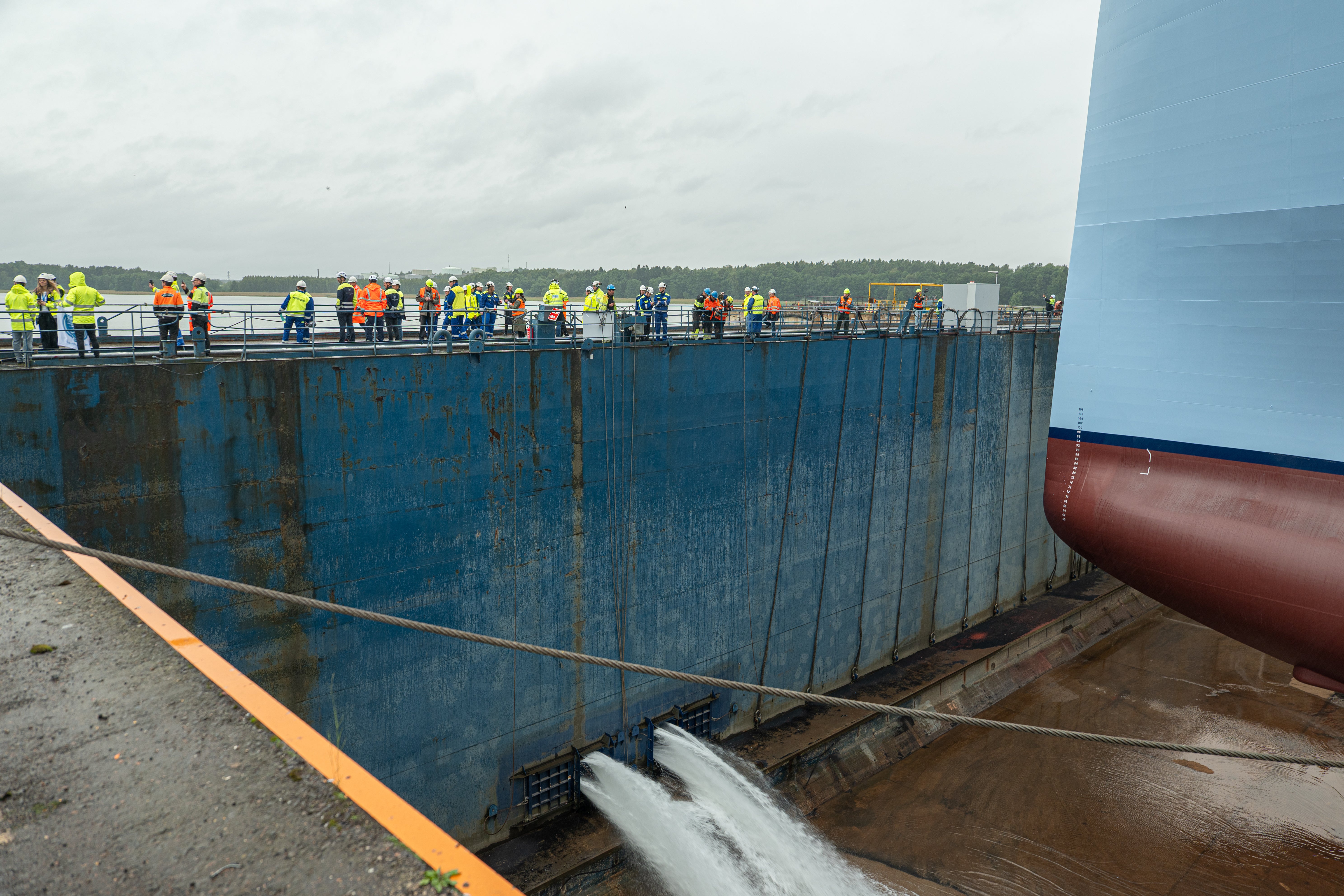 El agua llena el patio de turkudock meyer para preparar la leyenda del mar para una ceremonia flotante