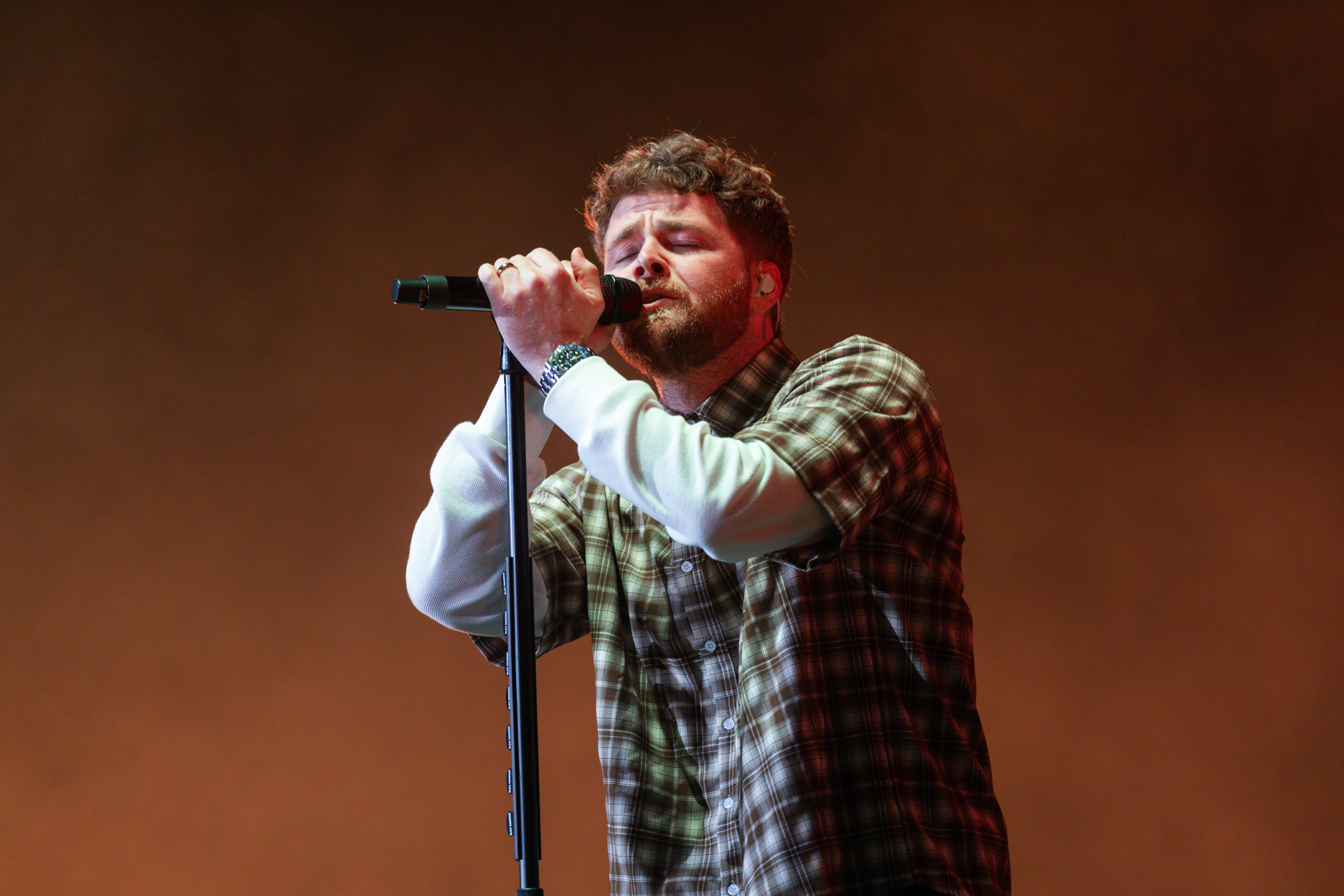 Alex Warren alcançou o top 10 mundial com seu single 'Ordinary'