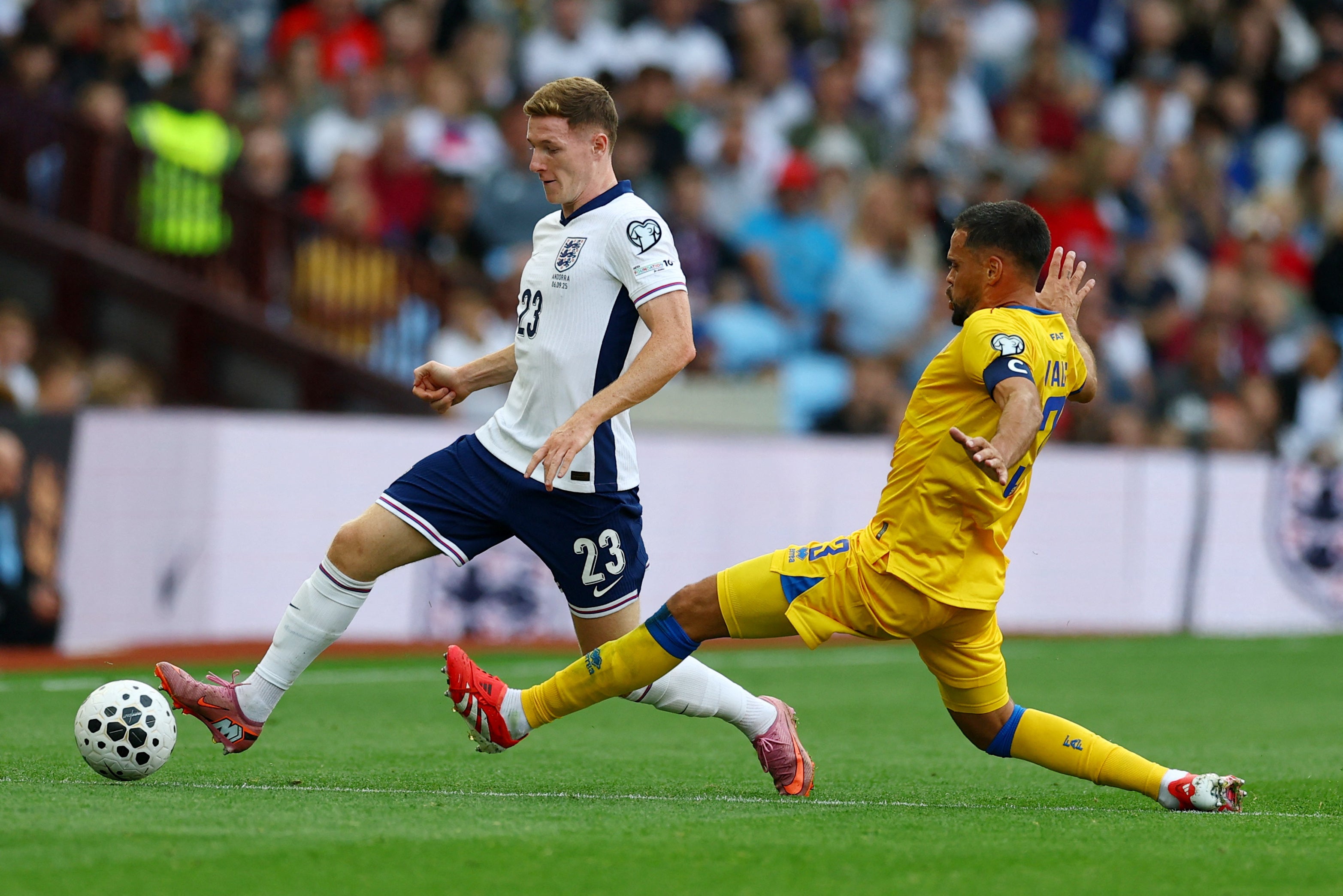 Elliot Anderson má na míči spoustu času a na jeho debut v Anglii zapůsobí