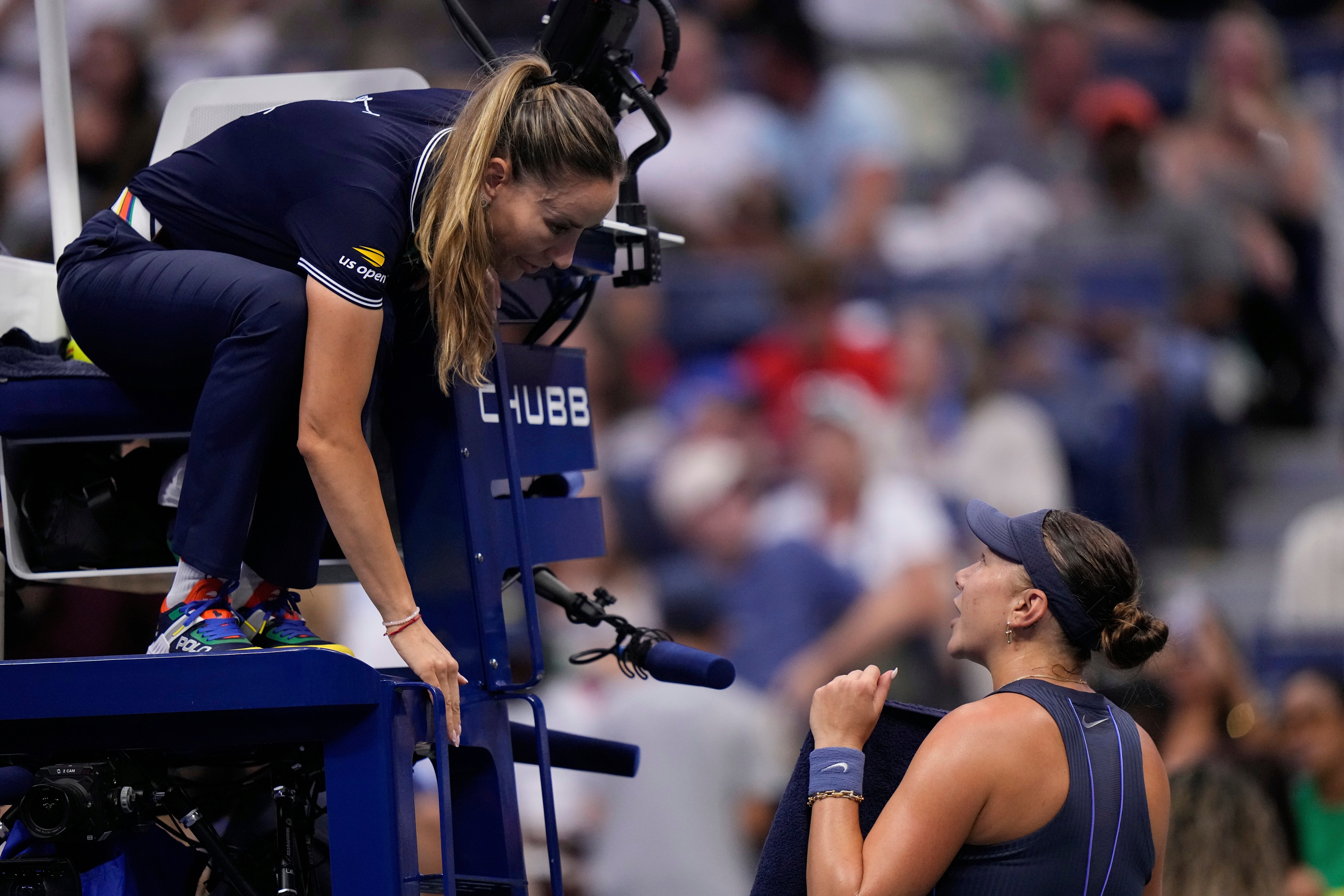 Amanda Anisimova mluví během finále s rozhodčím