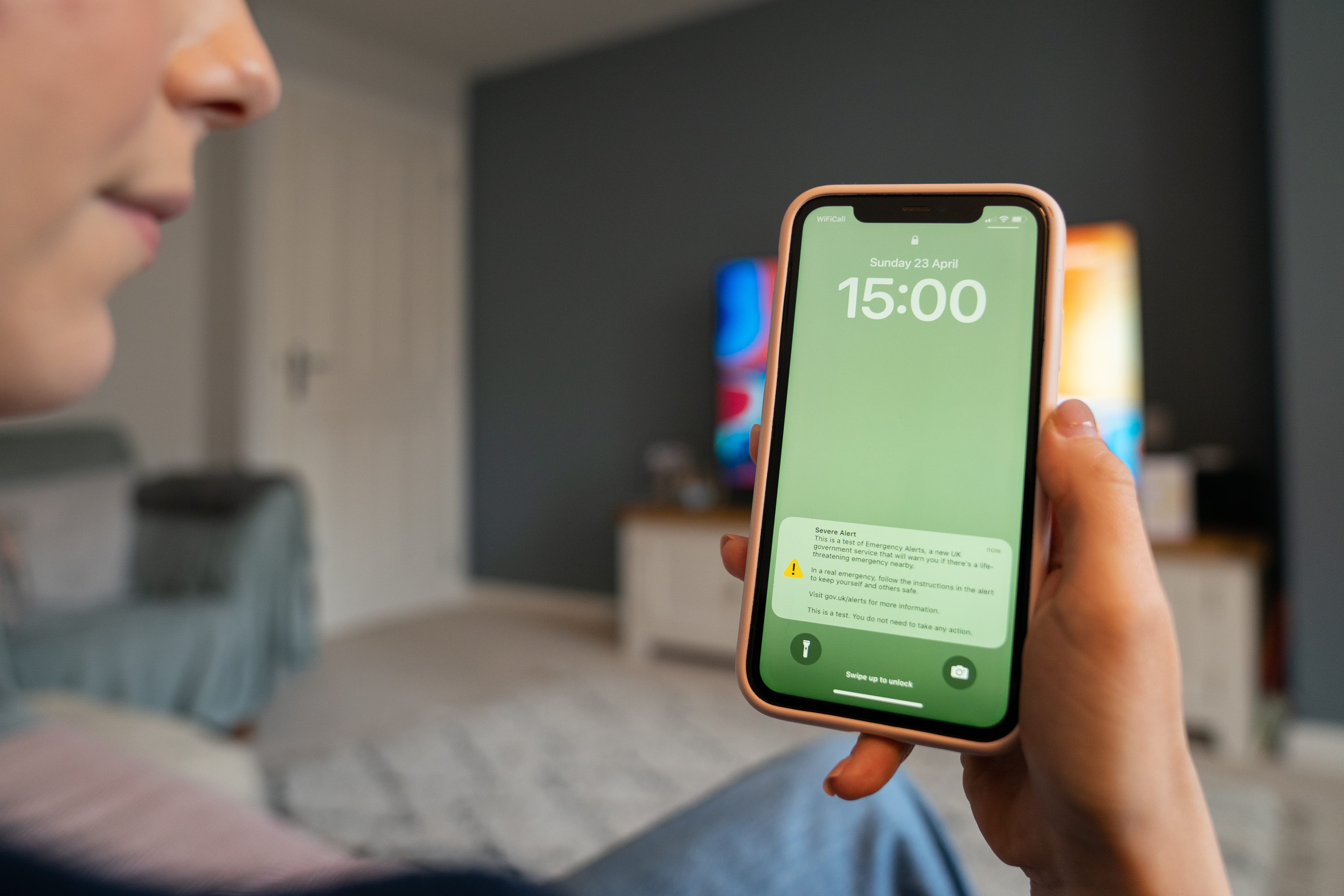 Mobiles connected to 4G and 5G networks vibrated and sounded for around 10 seconds in the second test of the emergency alert system