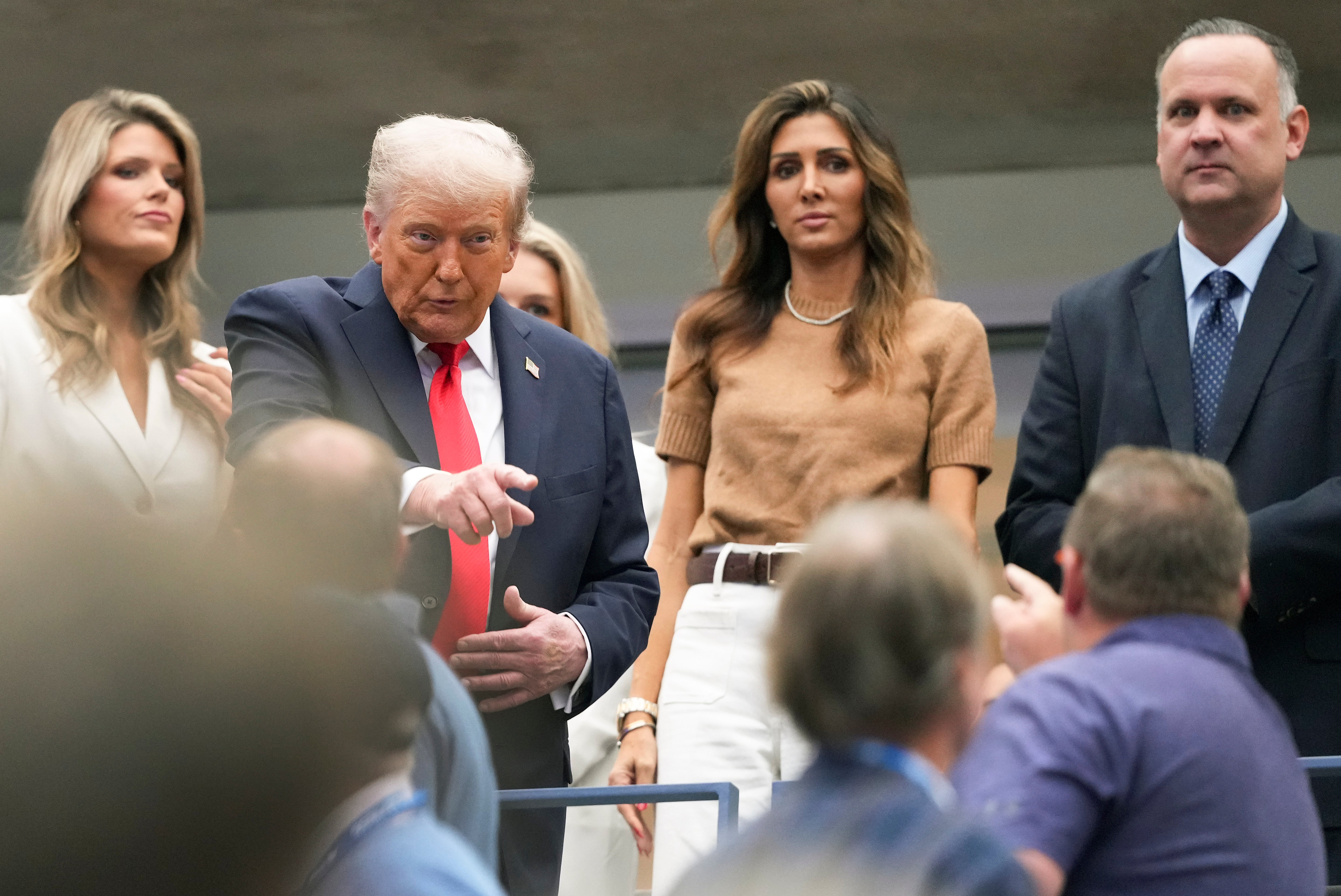 Prezident Donald Trump reaguje na diváky před začátkem finále mužů mezi Carlosem Alcazem, Španělskem a Jannikem Sinner z Itálie, na tenisových šampionátech US Open, v neděli v US Open Tennis Championships, neděle
