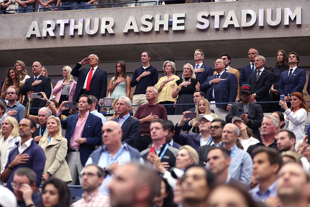 Trump vstoupil na stadion Arthur Ashe ve svém rodném Queensu v neděli v 13:45, aby sledoval, jak Carlos Alcaraz převzal Jannik Sinner, kde se setkal s směsicí na zdraví a boos. Organizátoři požádali provozovatele provozu, aby se zdrželi projevení jakýchkoli reakcí nebo narušení prezidentovy účasti.