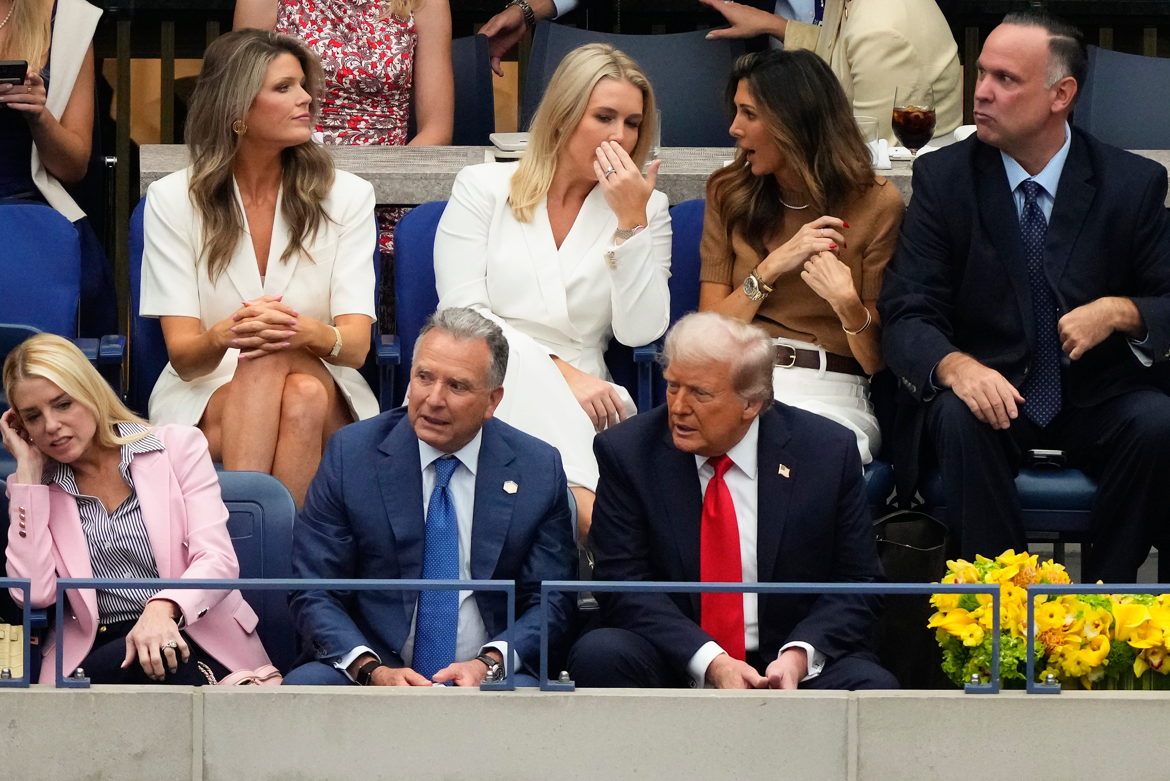 Také seděl s prezidentem ve své firemní krabici, byla tisková sekretářka Bílého domu Karoline Leavitt, americká generální prokurátor Pam Bondi a ministr financí Scott Bessent